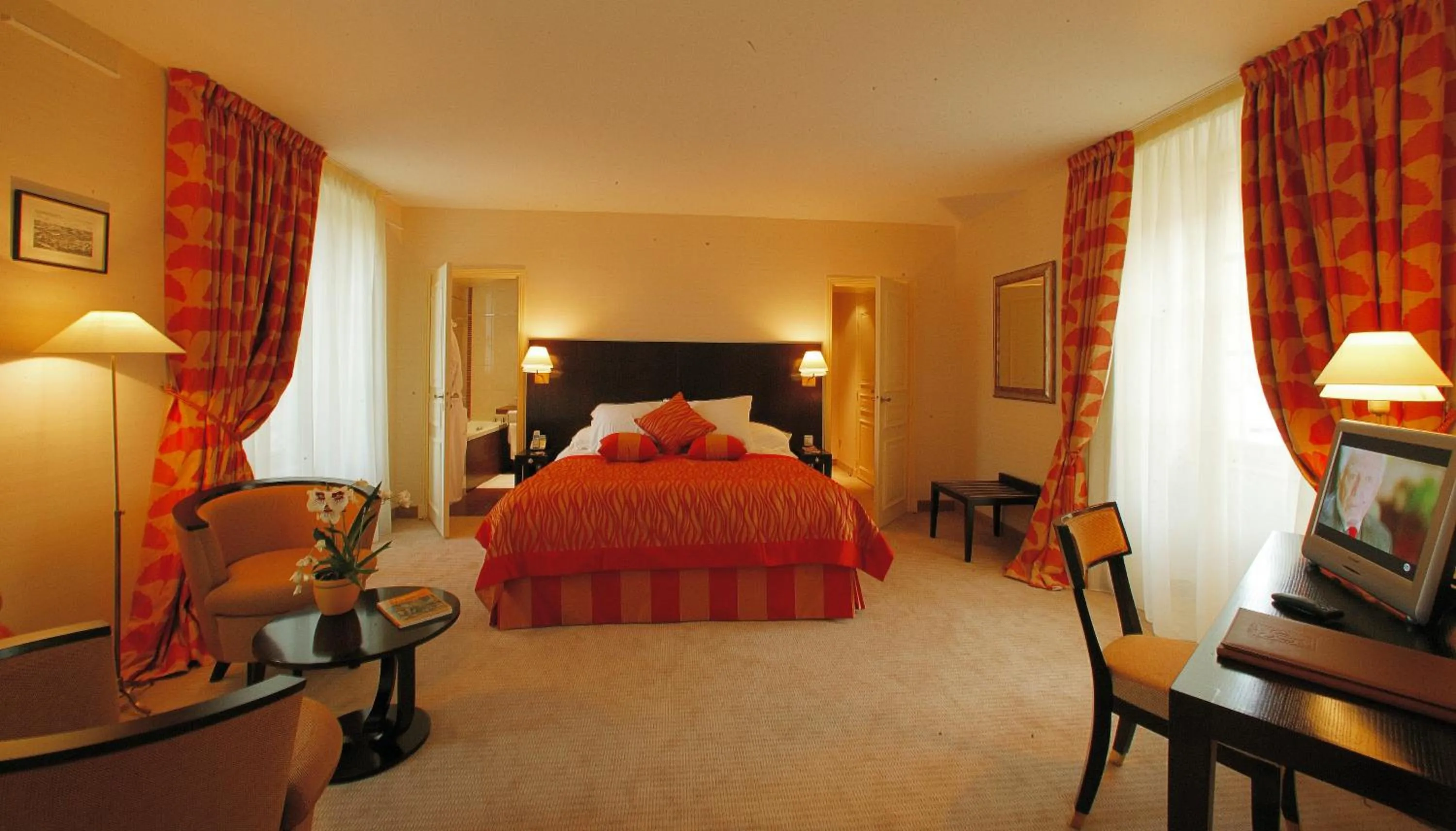 Photo of the whole room, Bed in Clos La Boëtie &amp; Spa