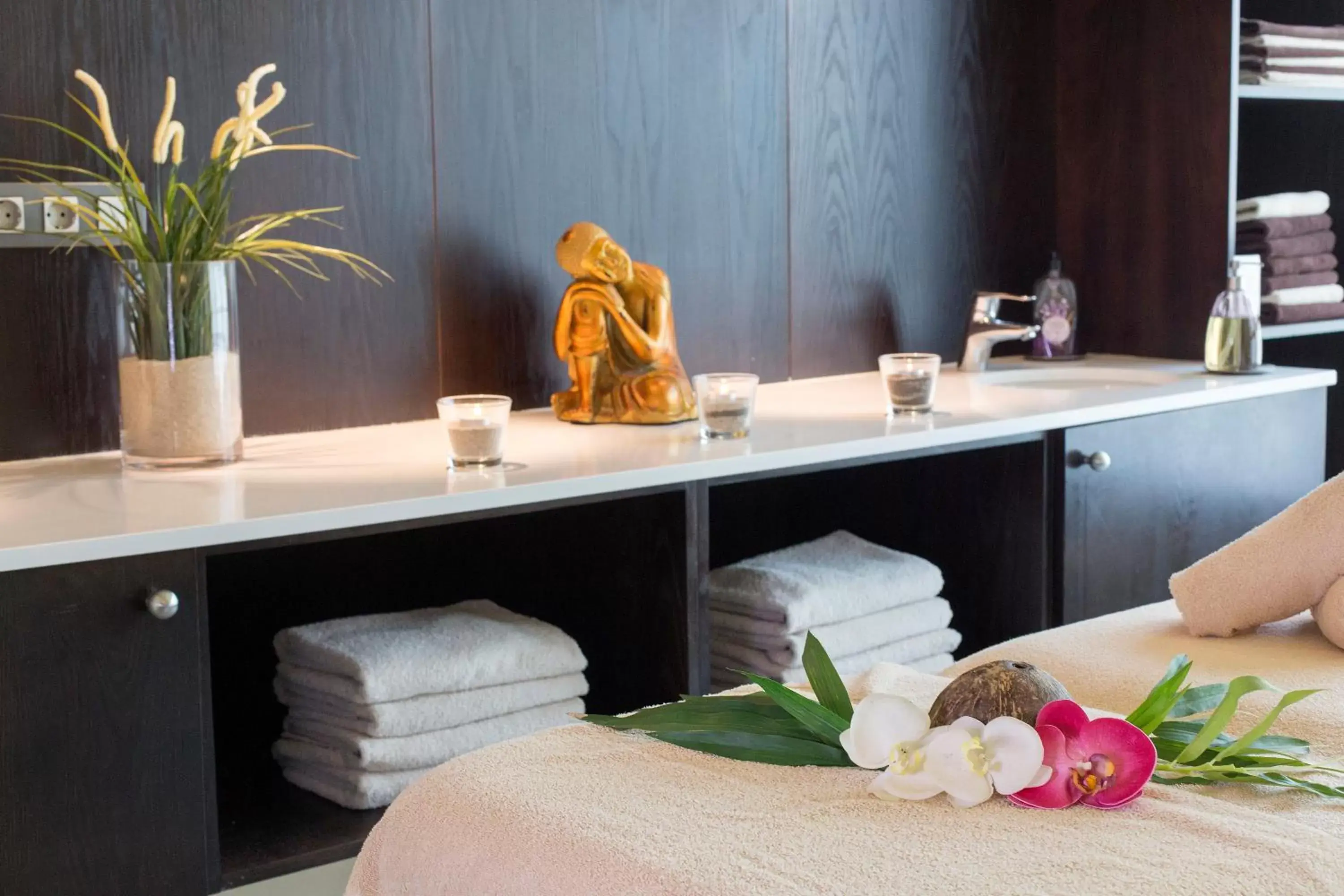 Massage, Bathroom in Hipotels Playa La Barrosa - Adults Only