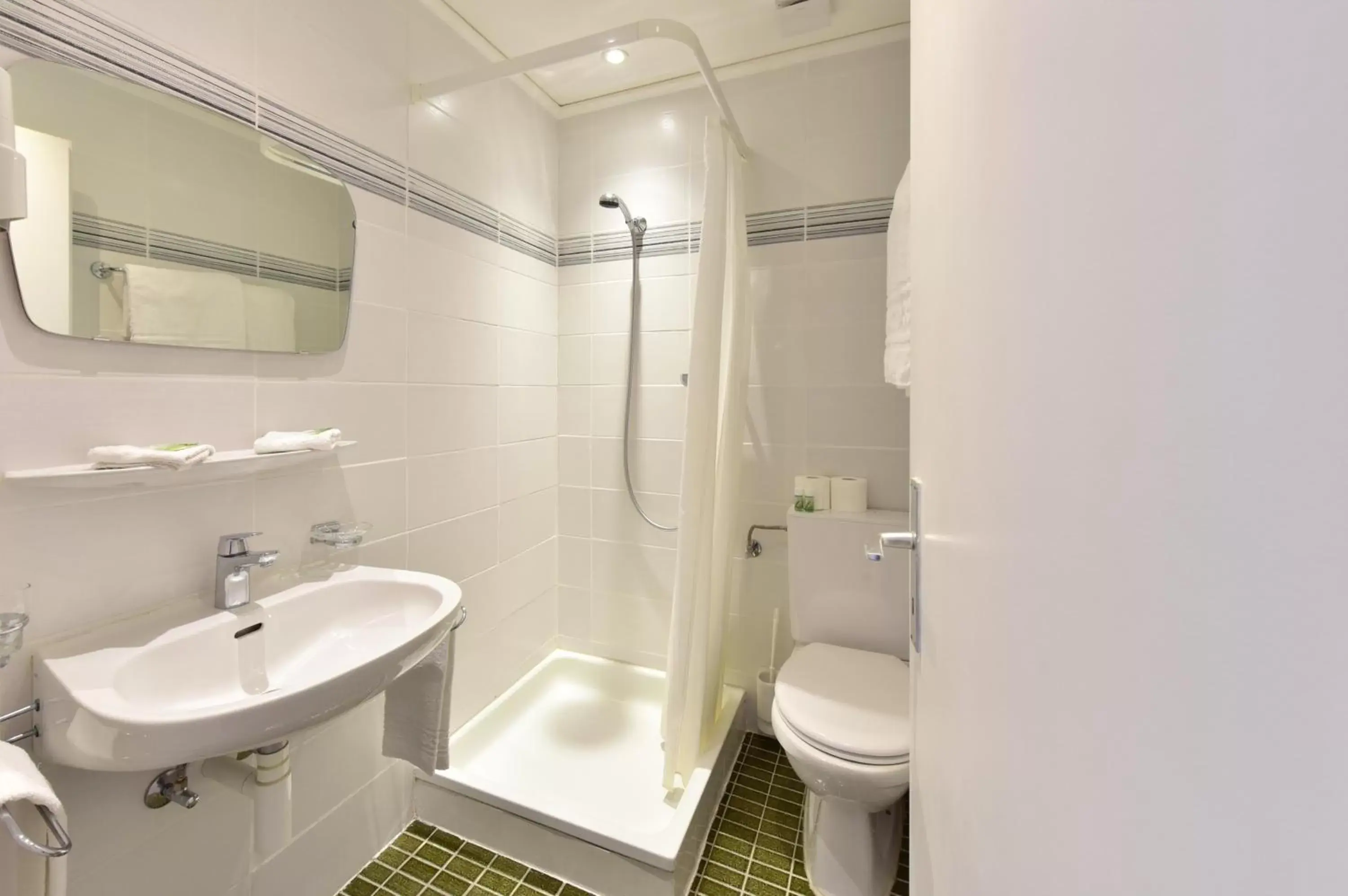 Bathroom in J5 Hotels Helvetie & La Brasserie