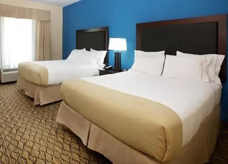 Bed in Holiday Inn Express and Suites Bossier City Louisiana Downs, an IHG Hotel