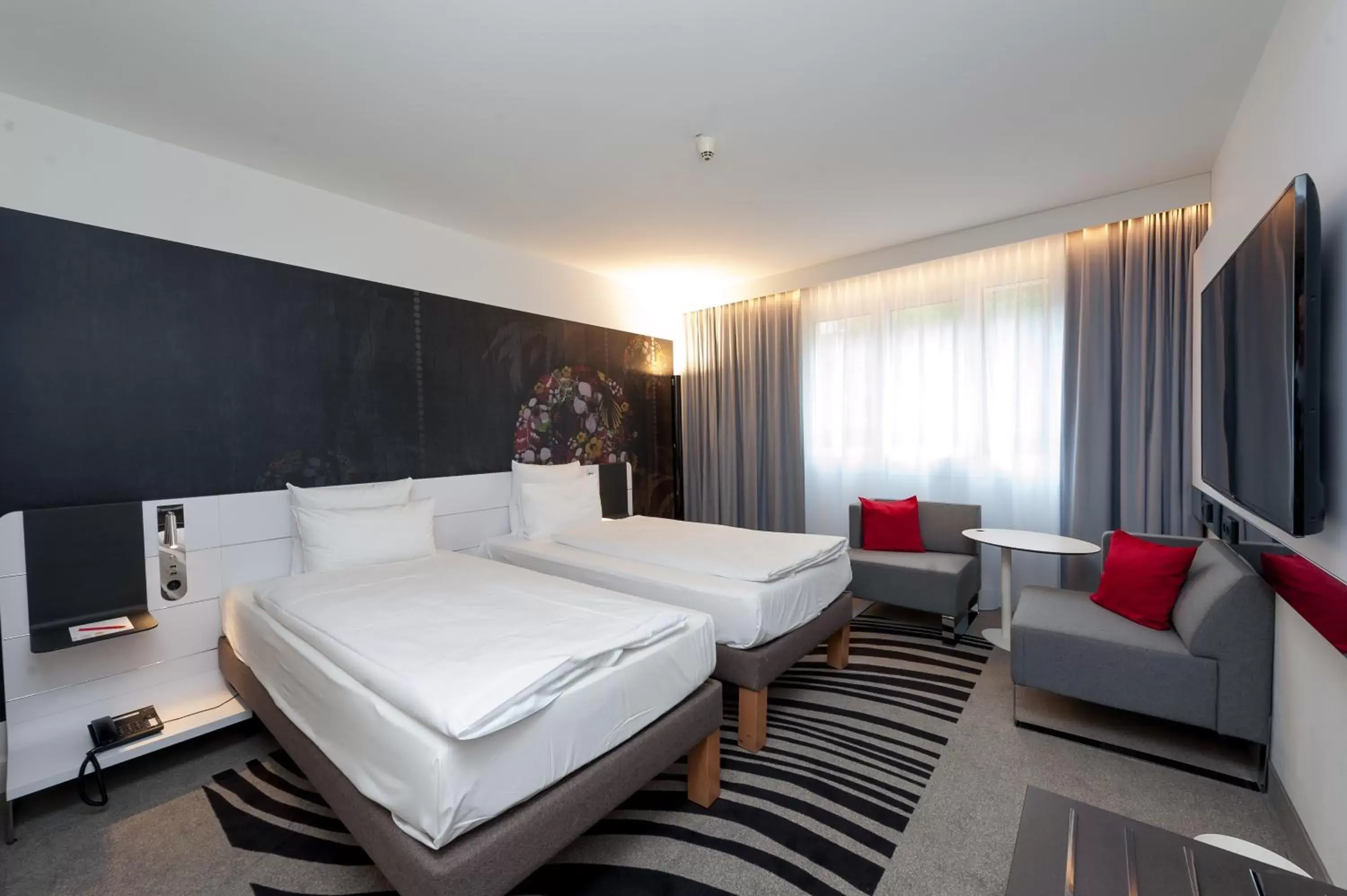 Photo of the whole room, Bed in Novotel München City