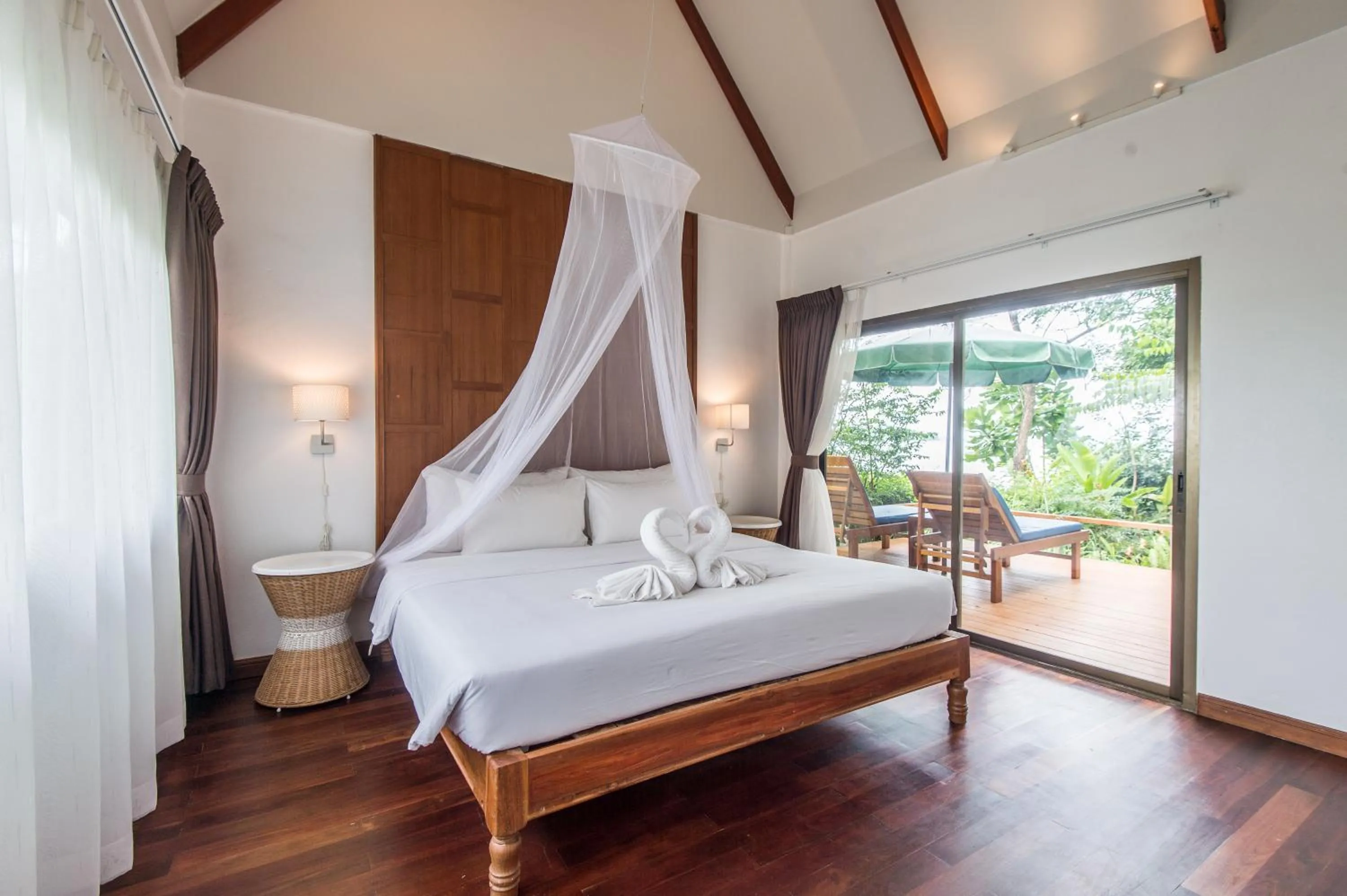 Photo of the whole room, Bed in Twin Bay Resort Koh Lanta