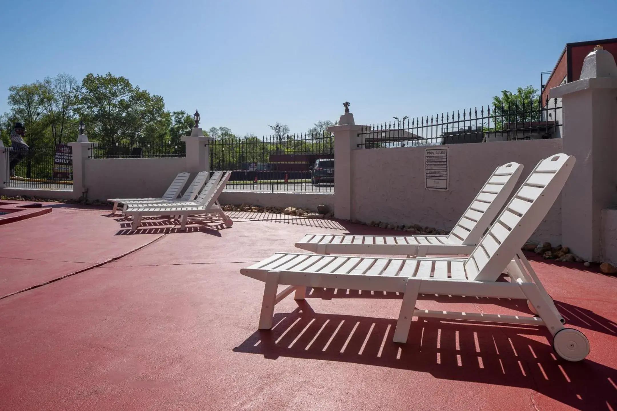 Patio in Americana Inn a Travelodge by Wyndham