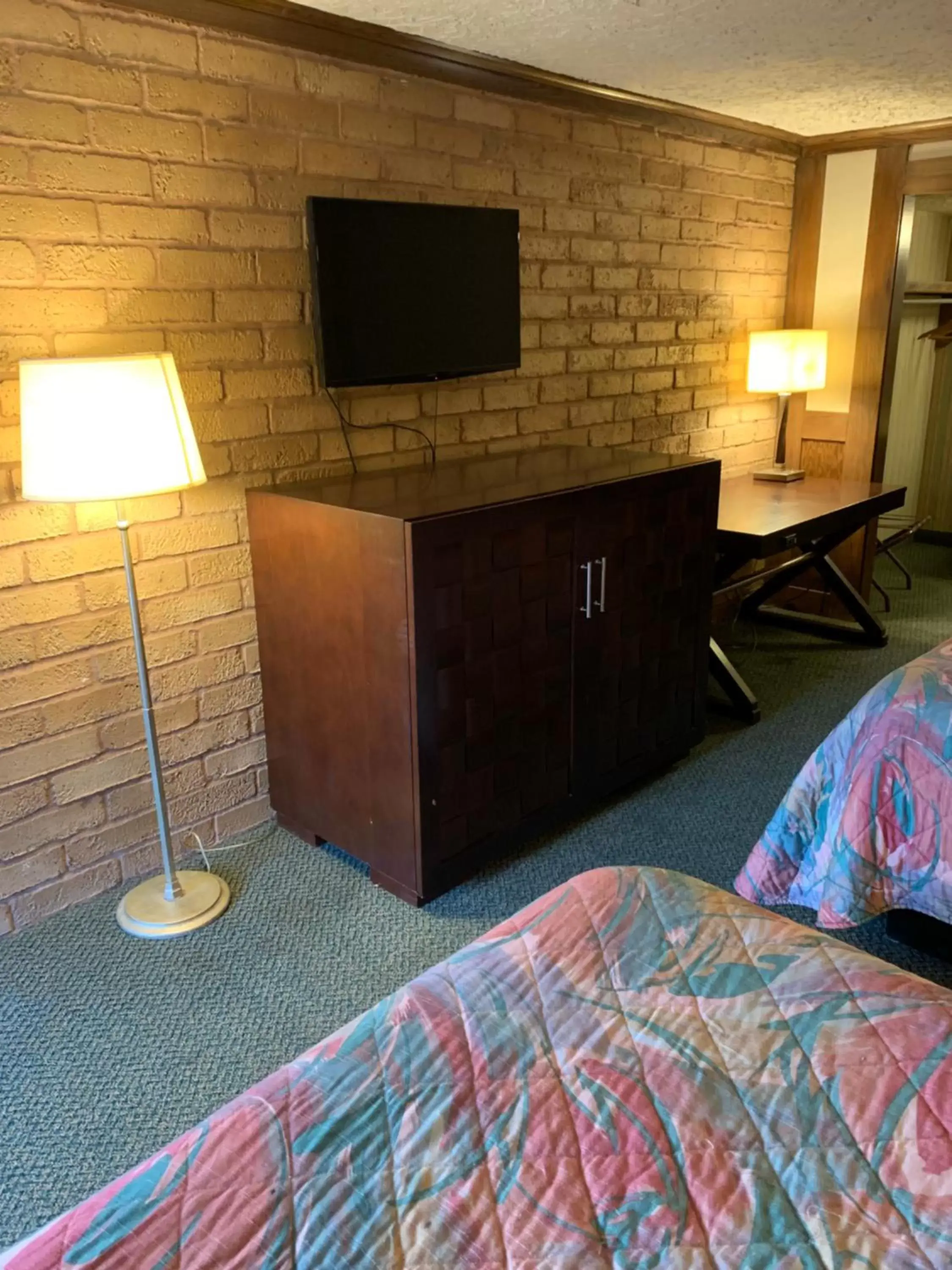 Bed, TV/Entertainment Center in Rittiman Inn and Suites