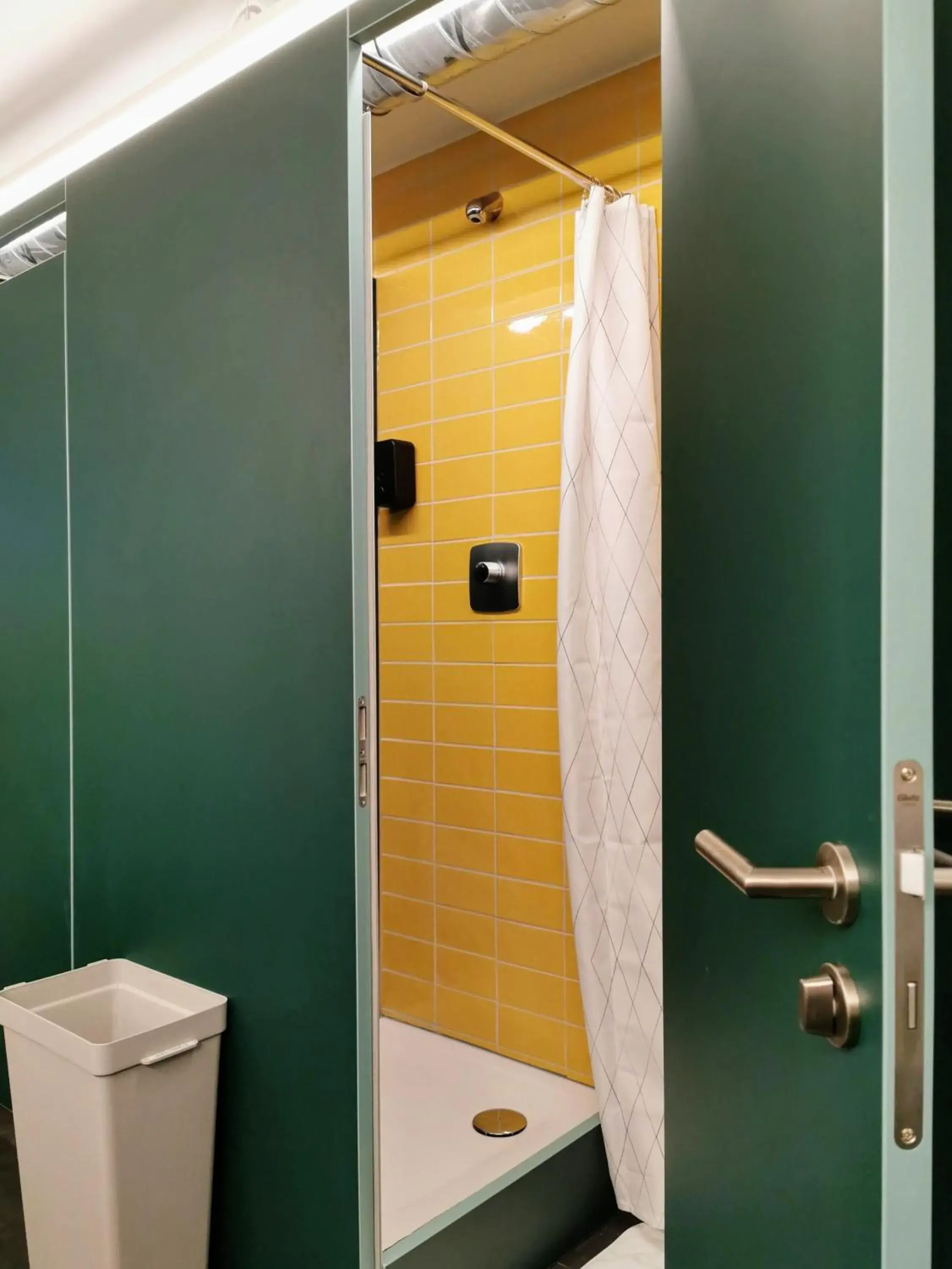 Bathroom in Green Marmot Capsule Hotel Zürich