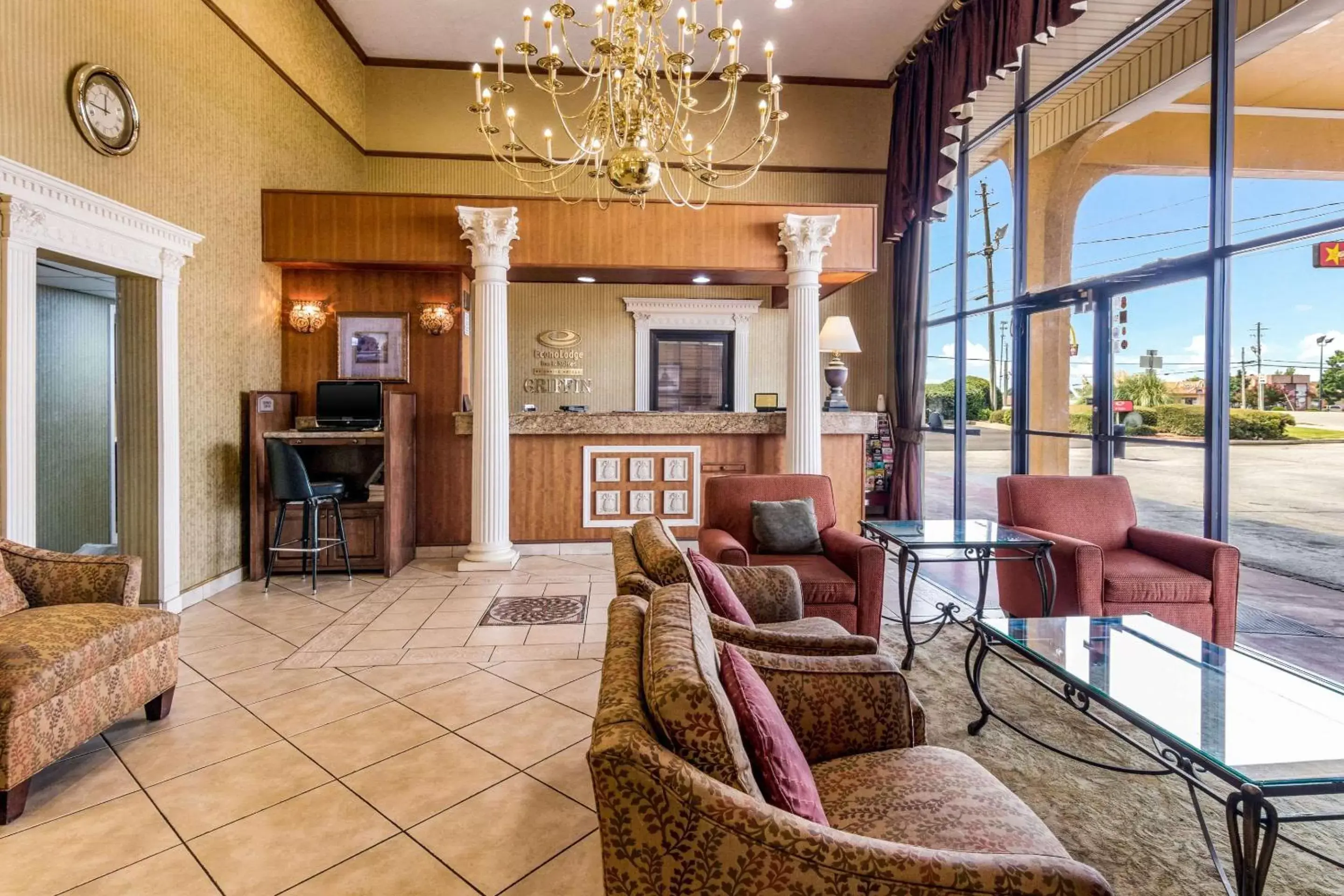 Lobby or reception, Seating Area in Econo Lodge Inn & Suites - Griffin