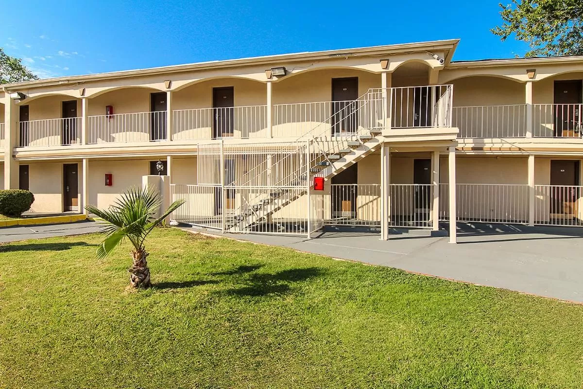 Property building in Days Inn by Wyndham Market Center Dallas Love Field