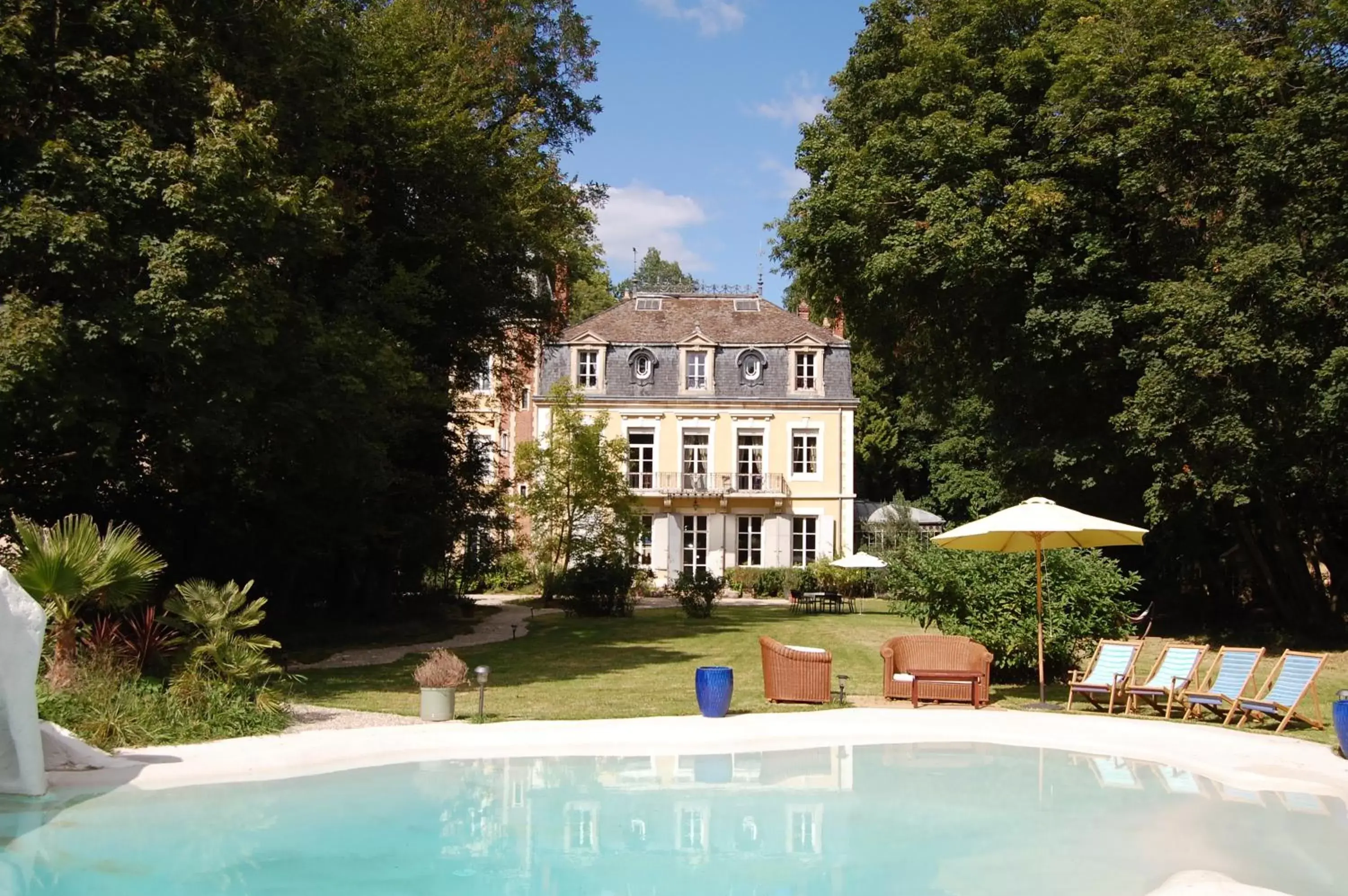 Property building, Swimming Pool in Château de Corcelle - Chambres et table d'hôtes