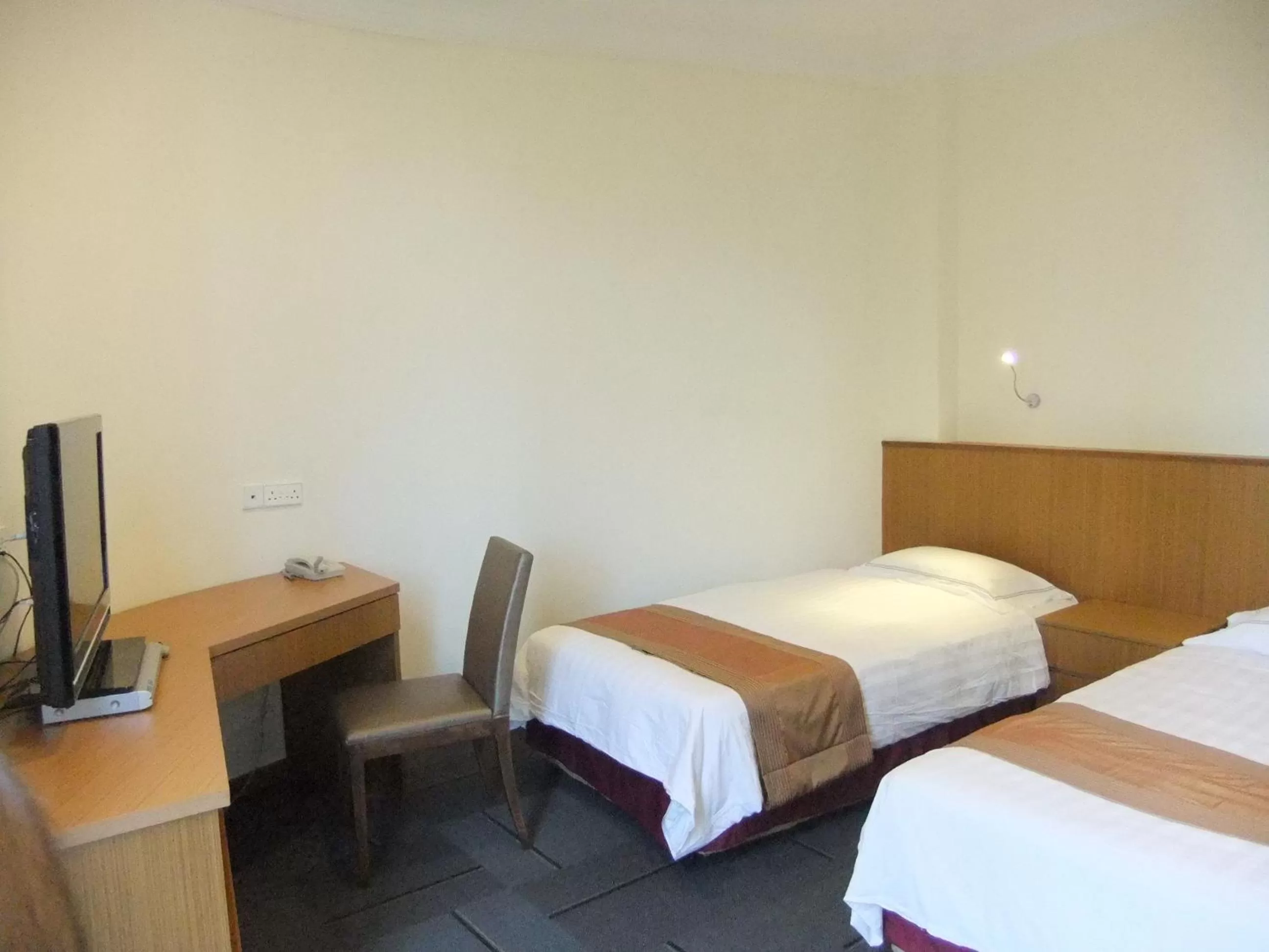 Photo of the whole room, Bed in New Cape Inn