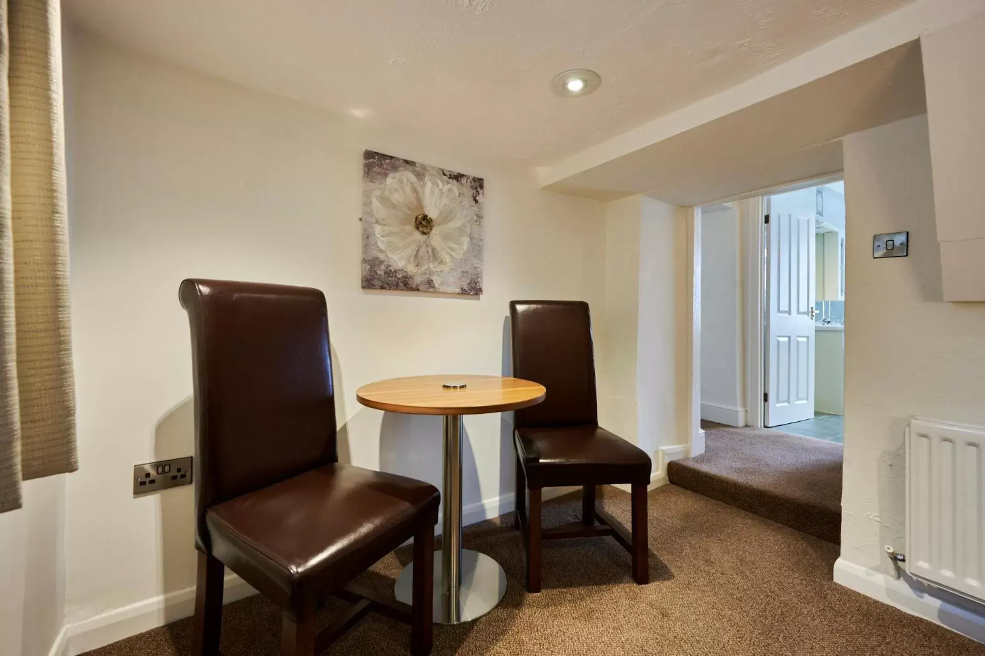 hair dresser, Seating Area in The Old Ginn House Inn