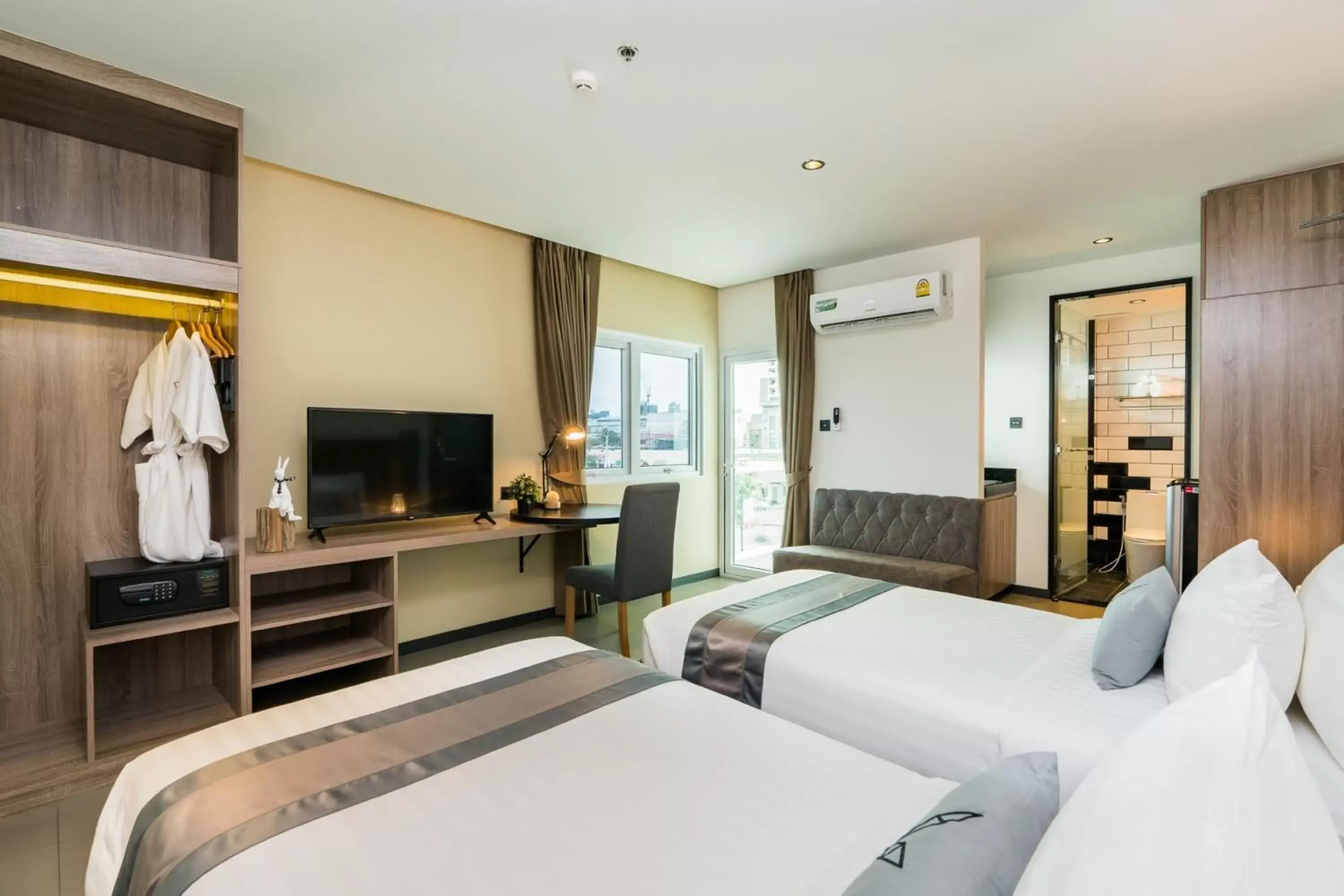 Bed, TV/Entertainment Center in T Pattaya Hotel SHA Extra Plus