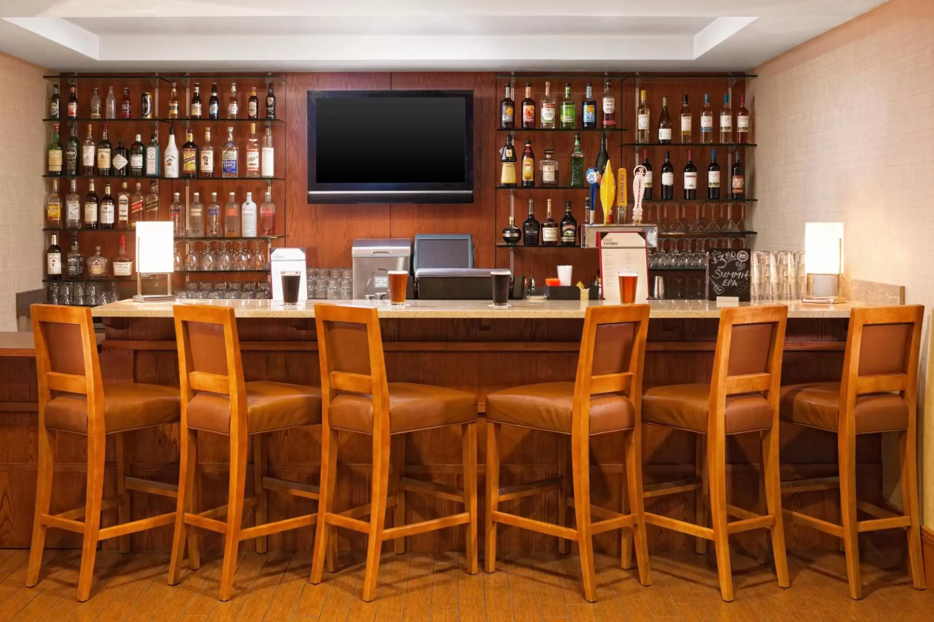 Lounge or bar in Four Points by Sheraton Mall of America Minneapolis Airport