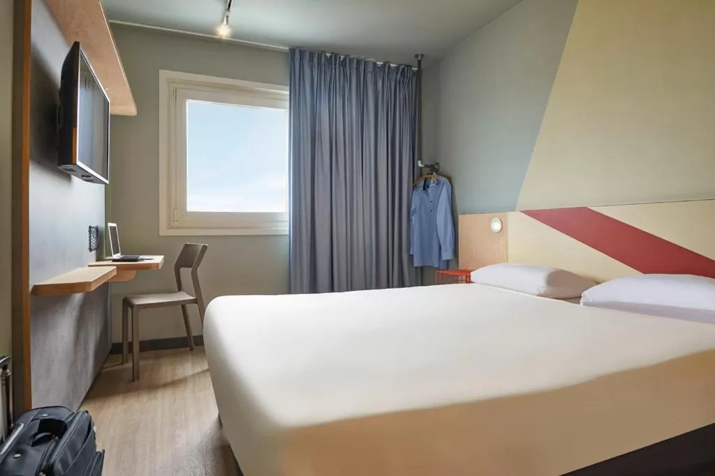 Bedroom, Bed in ibis budget Paris Porte d'Aubervilliers