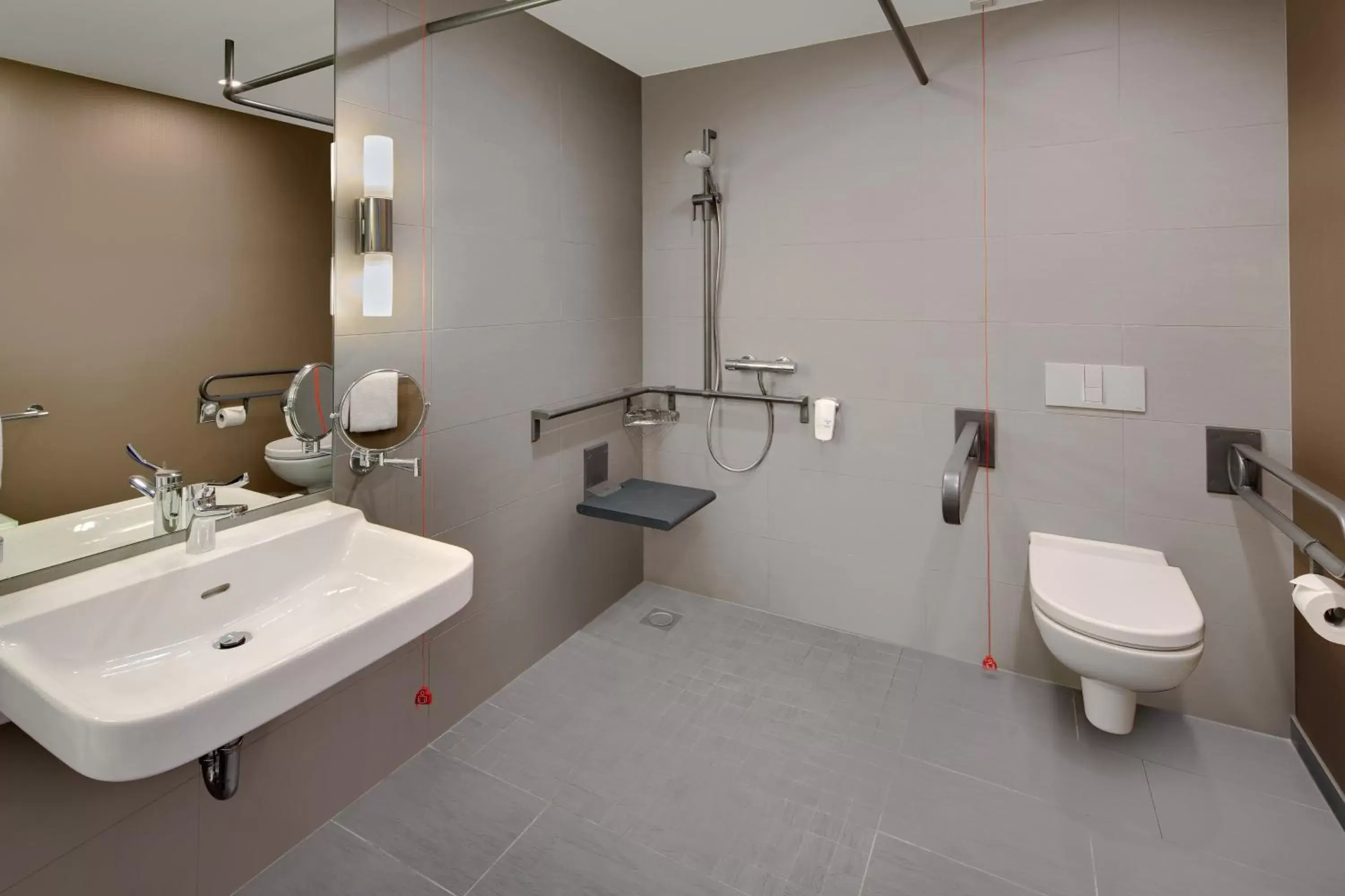 Bathroom in Holiday Inn Düsseldorf City – Toulouser Allee, an IHG Hotel