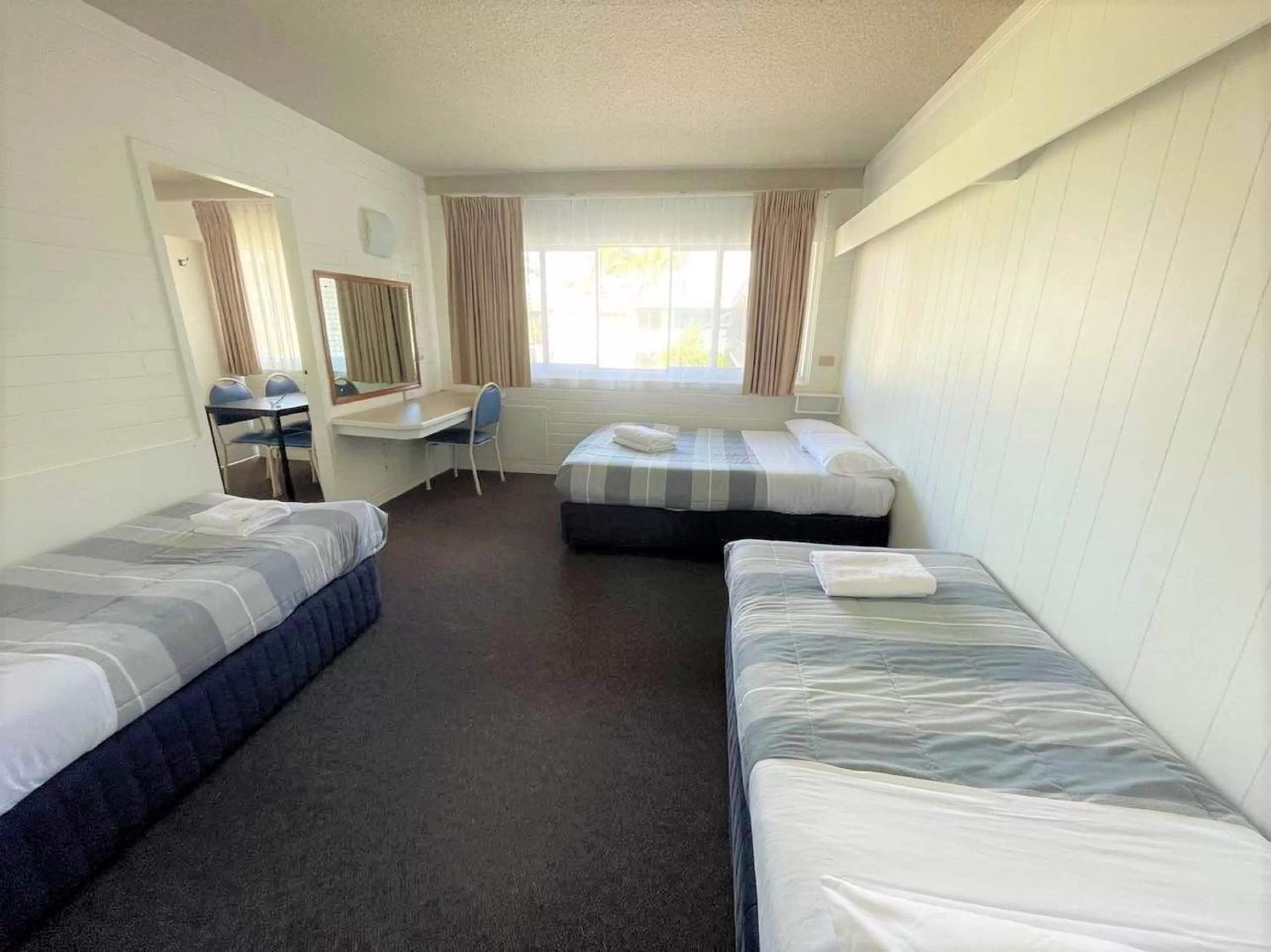 Bed in Forster Motor Inn