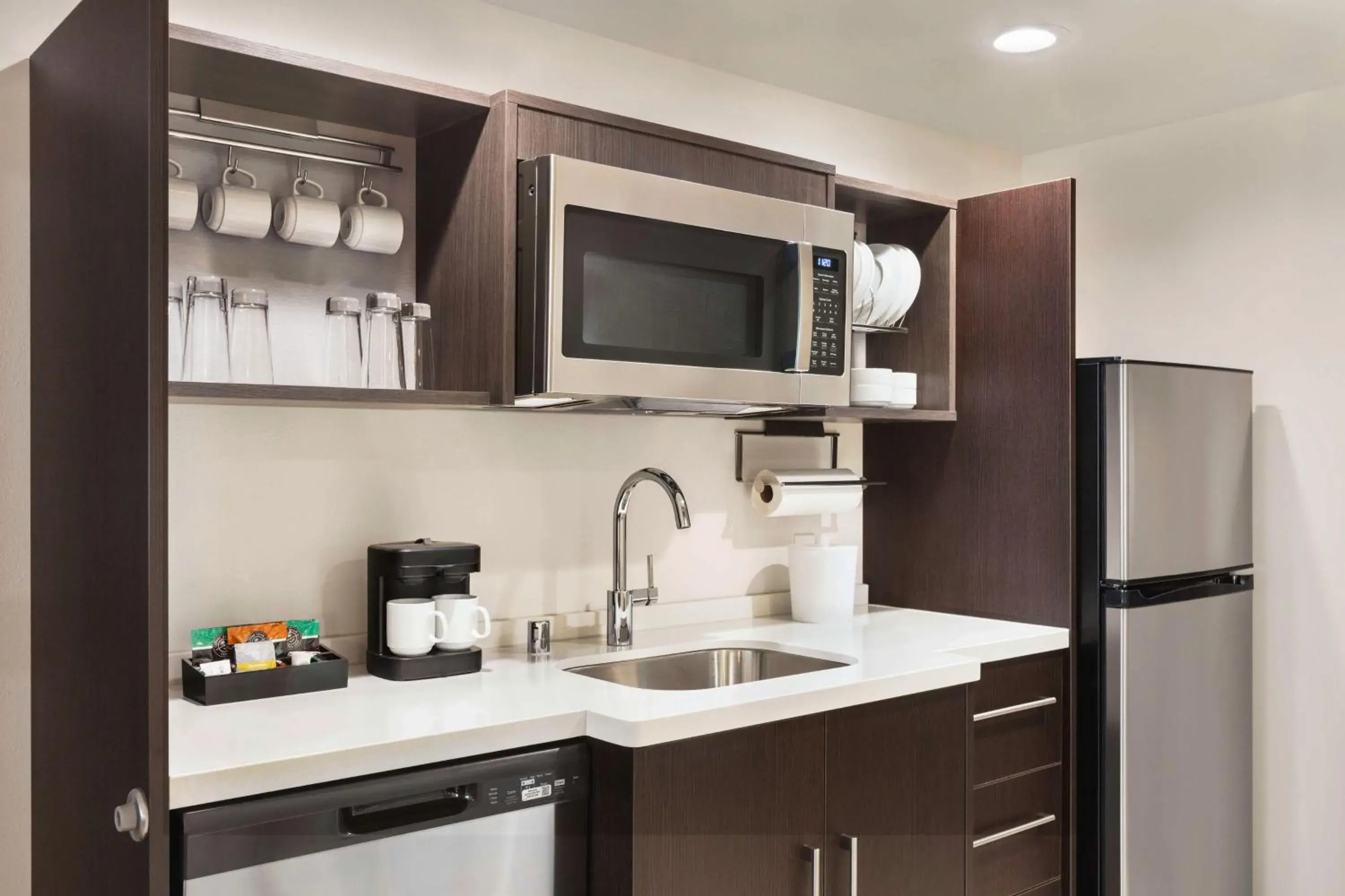 Kitchen or kitchenette, Kitchen/Kitchenette in Home2 Suites By Hilton Milwaukee West