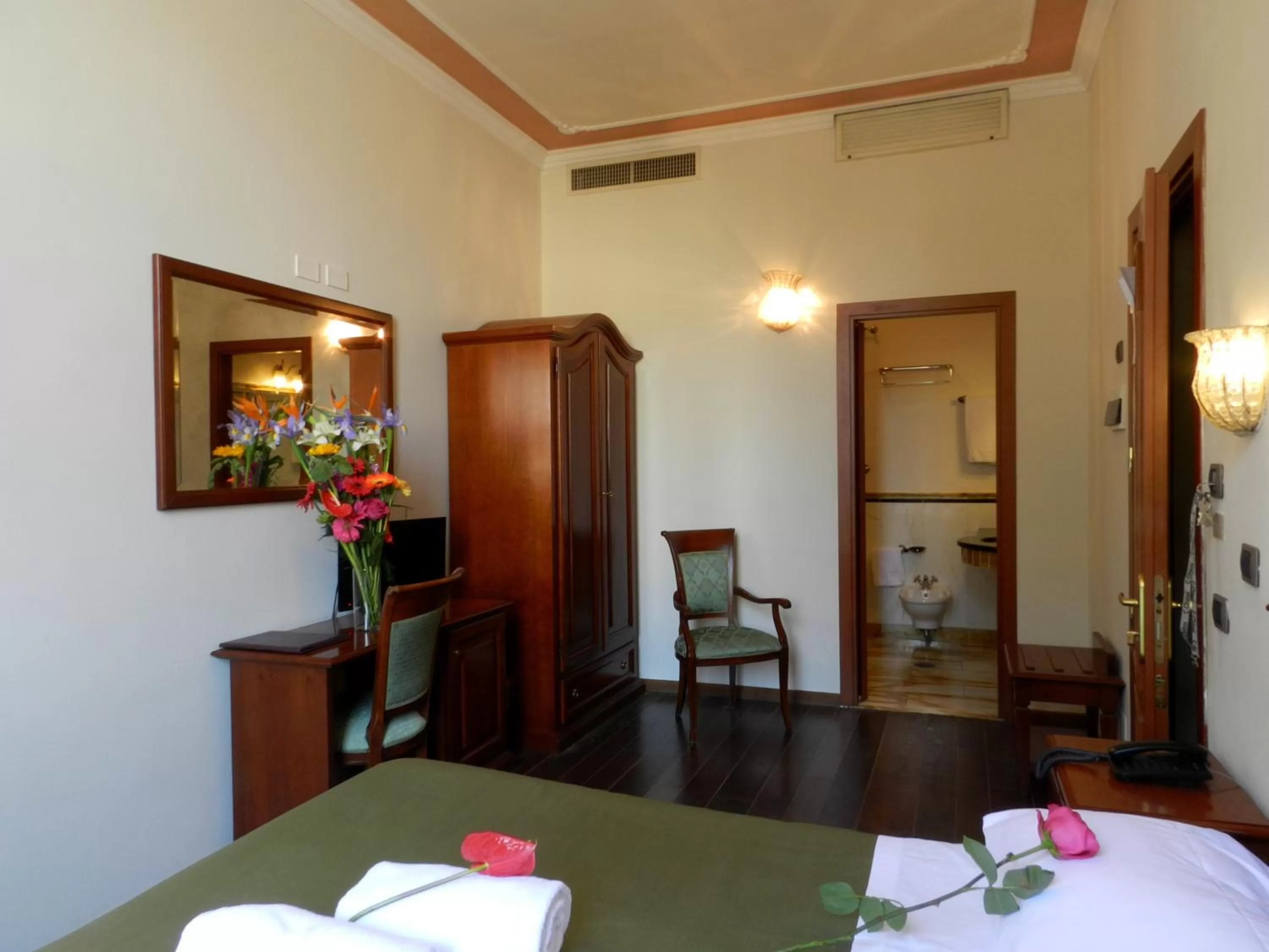 Photo of the whole room, Bed in Domus Florentiae Hotel