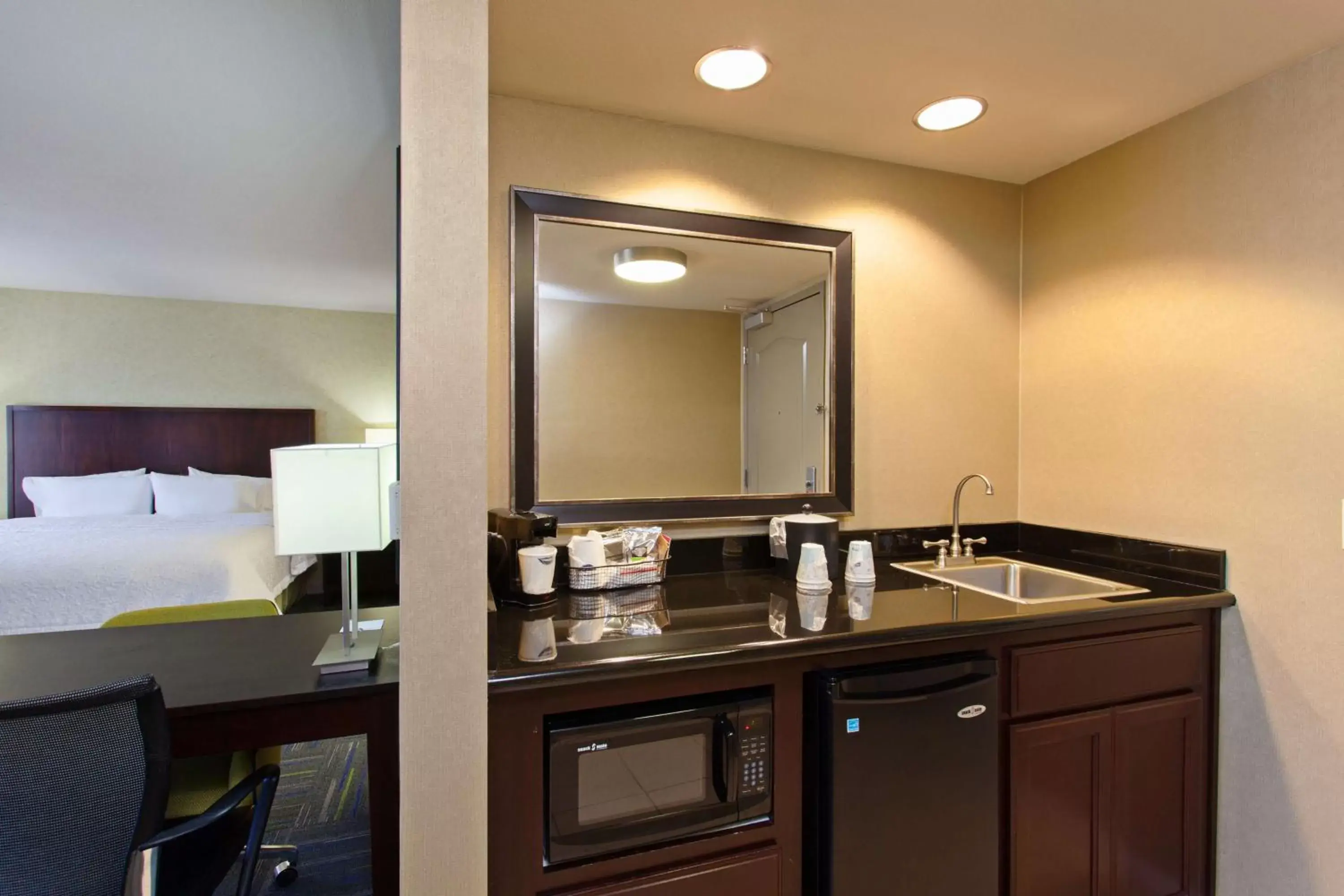 Bed, Bathroom in Hampton Inn and Suites Merced