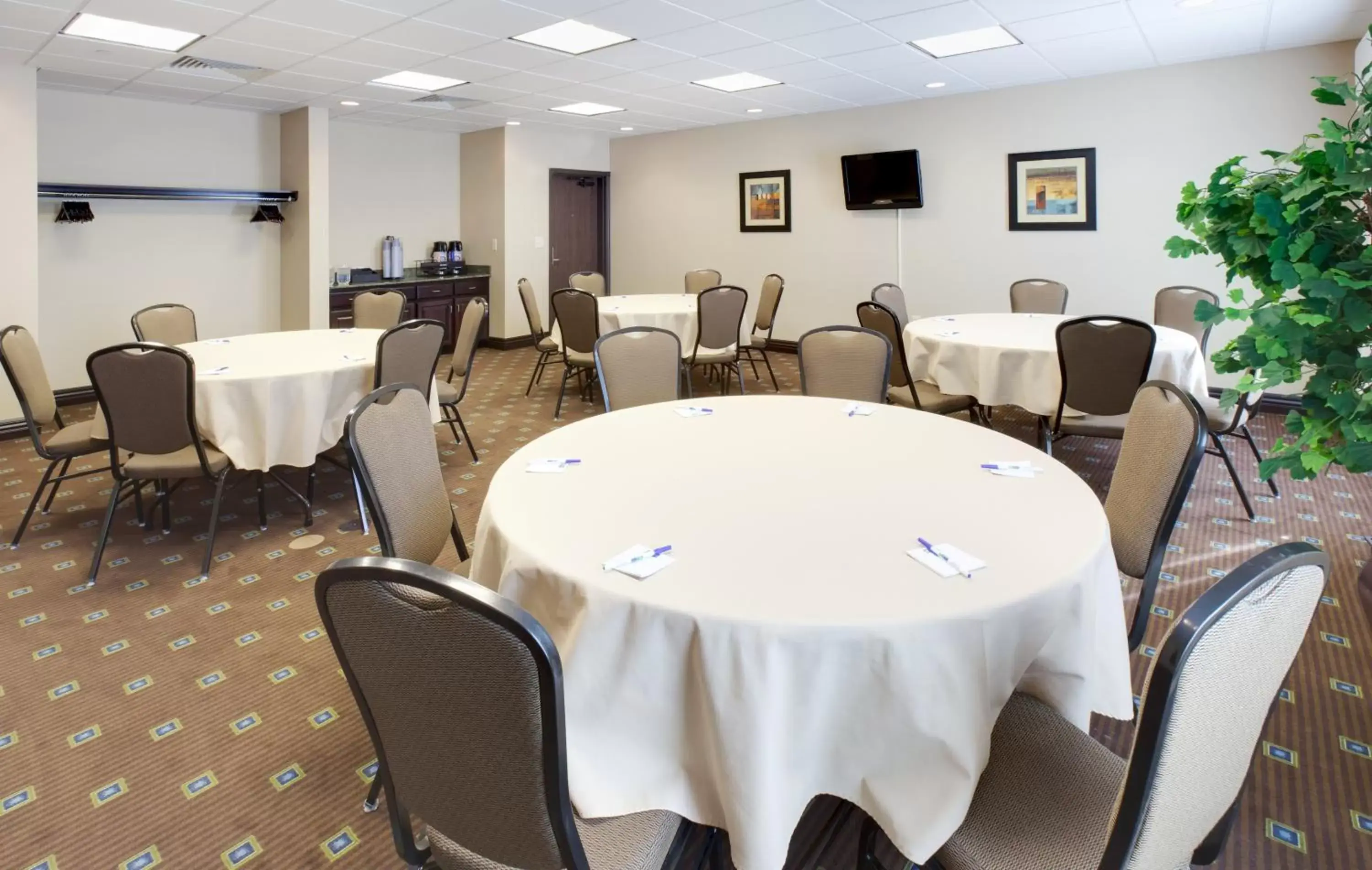 Meeting/conference room in Holiday Inn Express & Suites - Omaha I - 80, an IHG Hotel