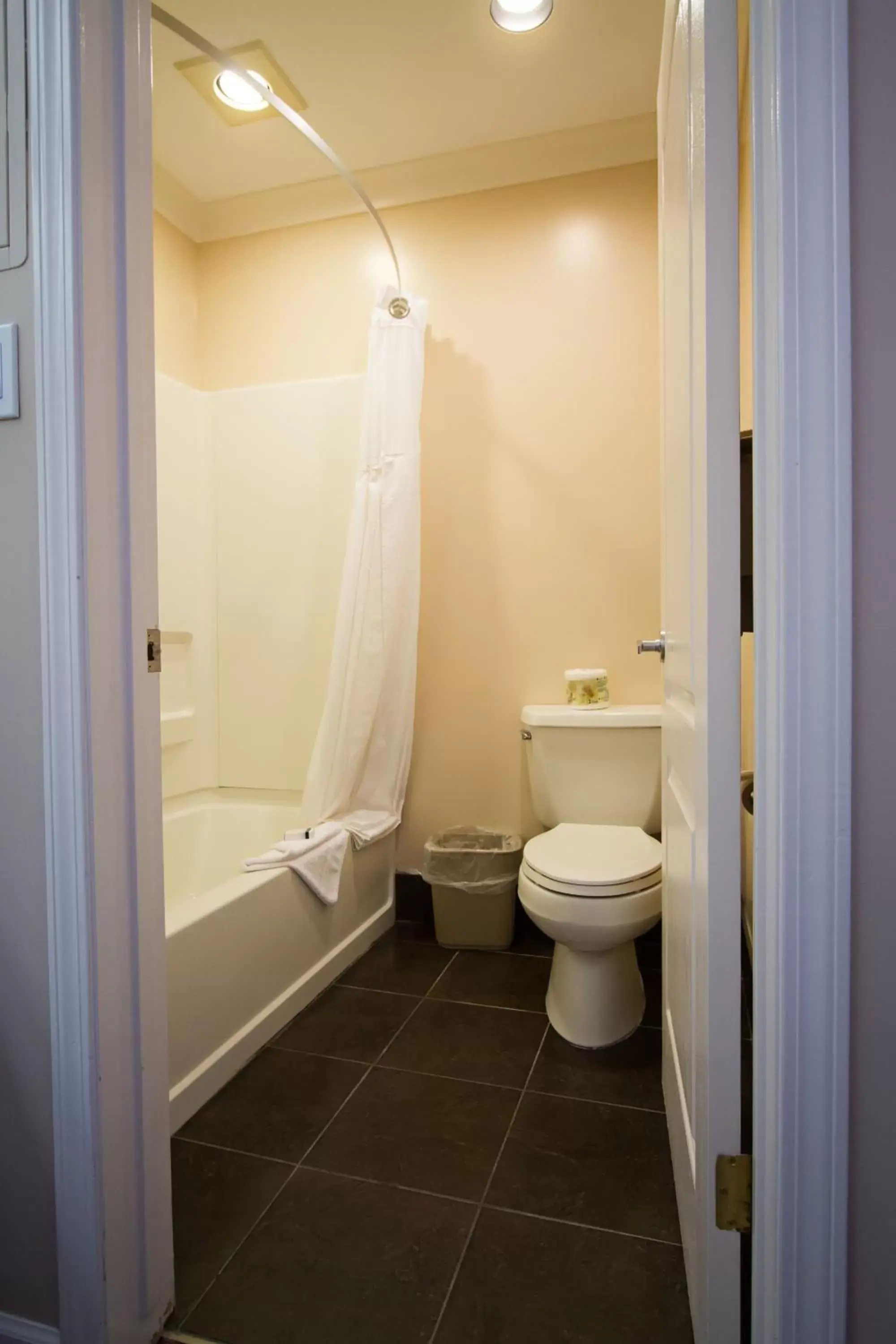 Bathroom in Glenwood Inn & Suites