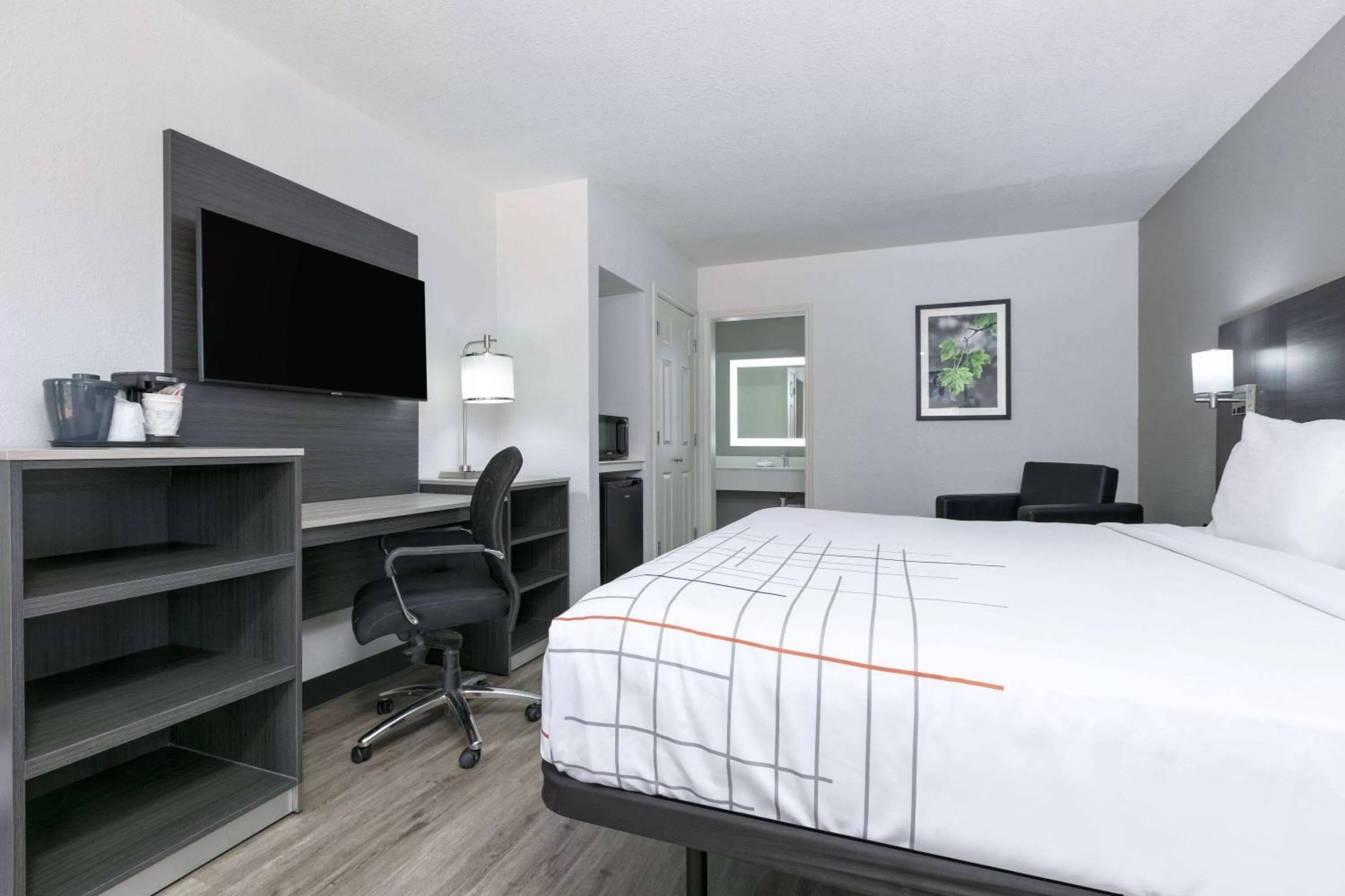 Photo of the whole room, Bed in La Quinta Inn by Wyndham Dallas Uptown