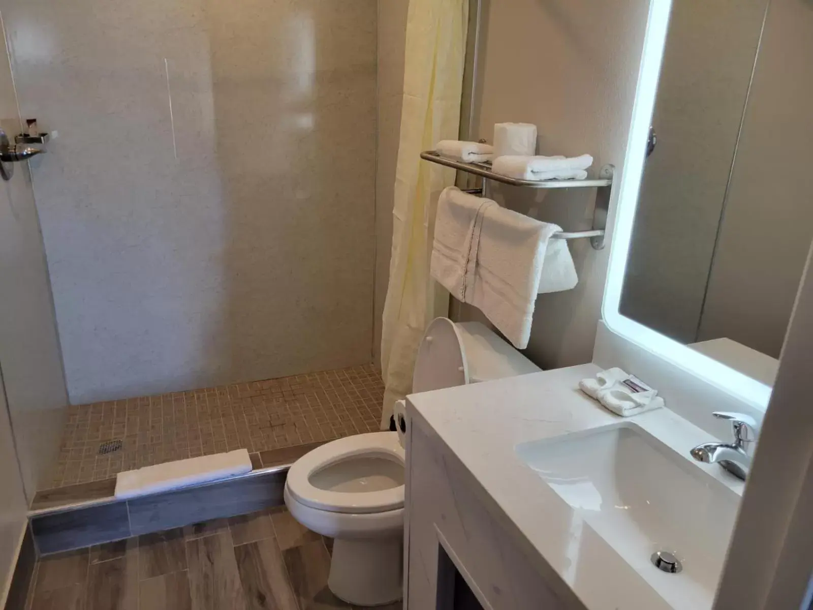 Shower, Bathroom in Stadium Inn & Spas