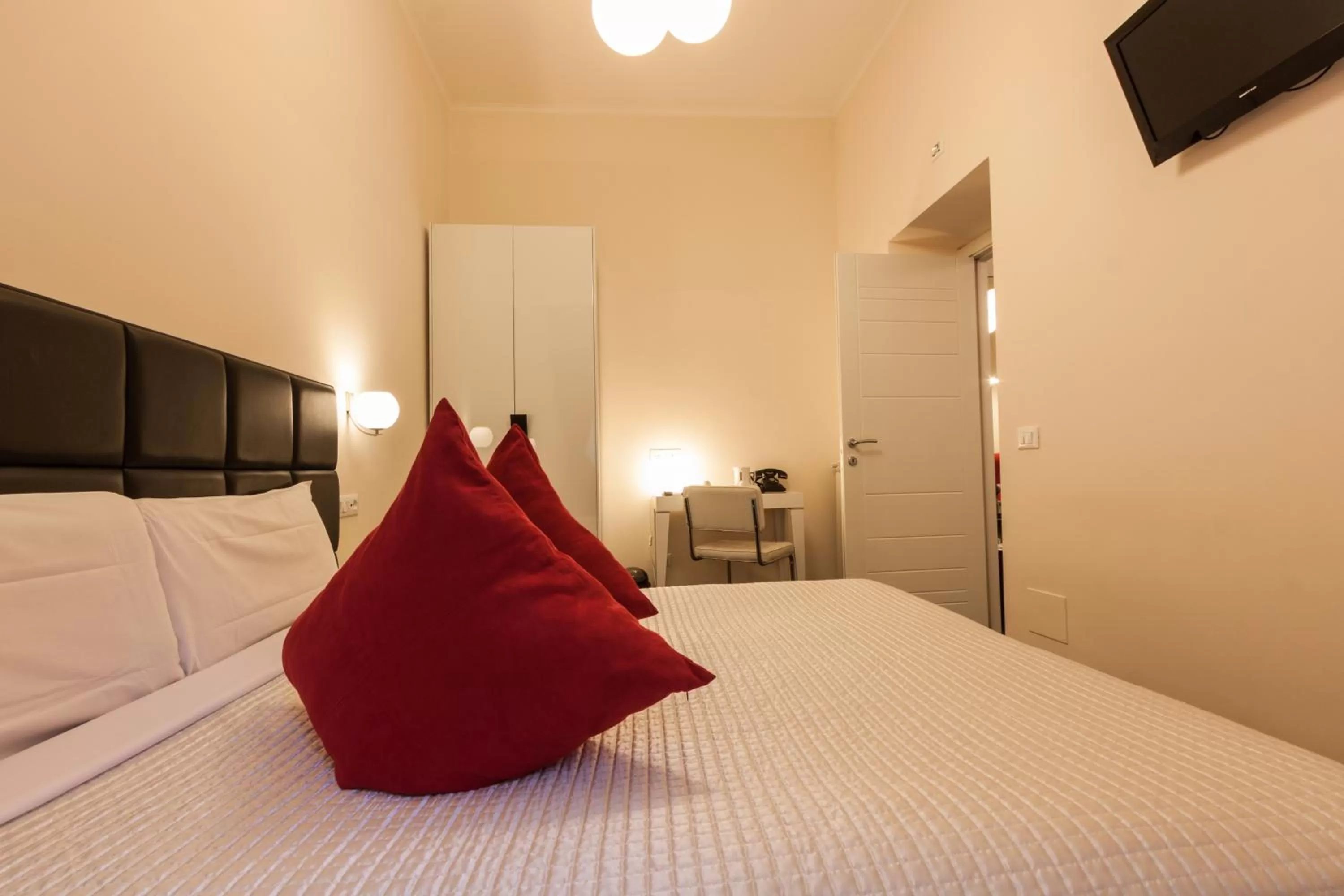 Photo of the whole room, Bed in Deko Rome