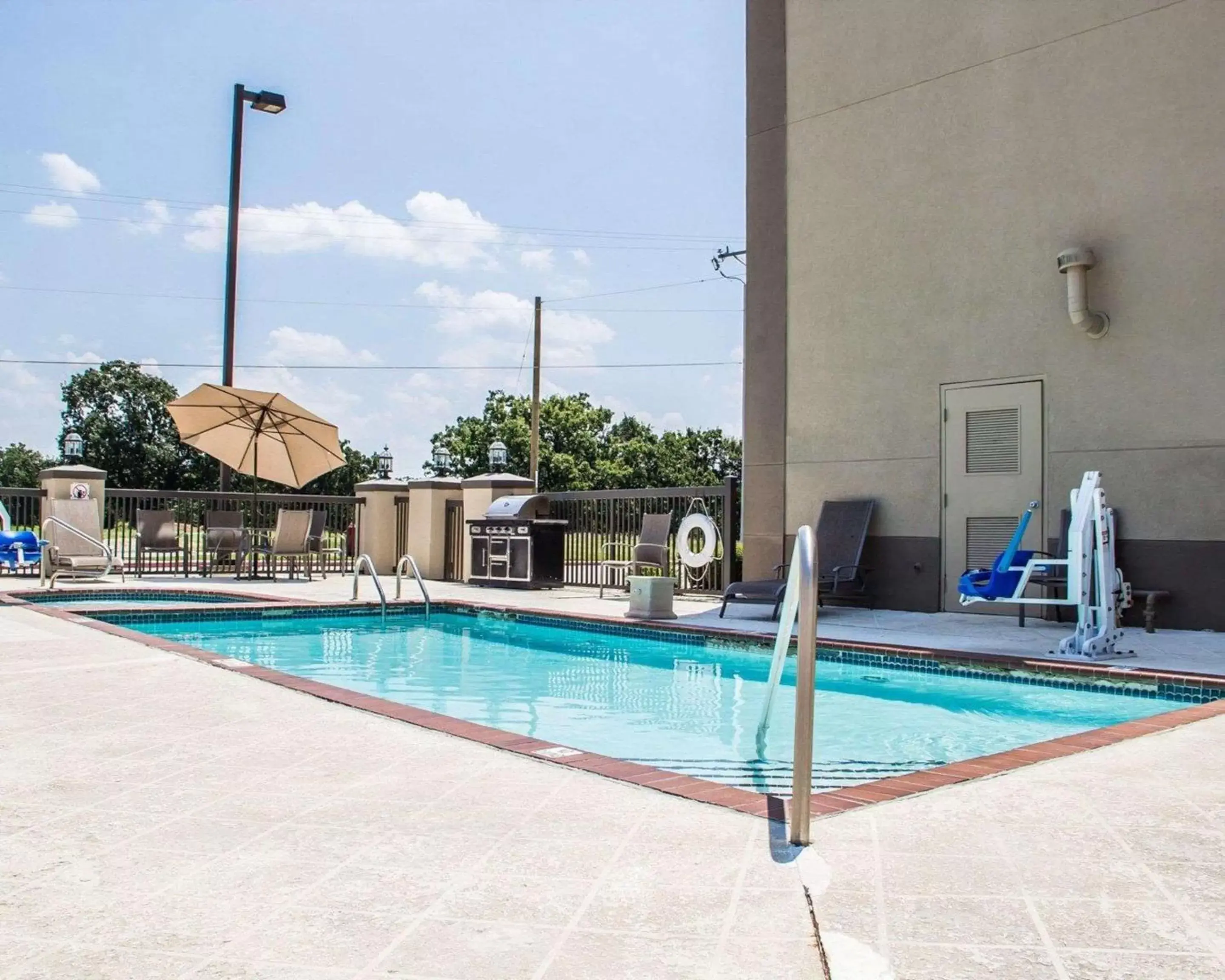Swimming Pool in Comfort Suites McAlester