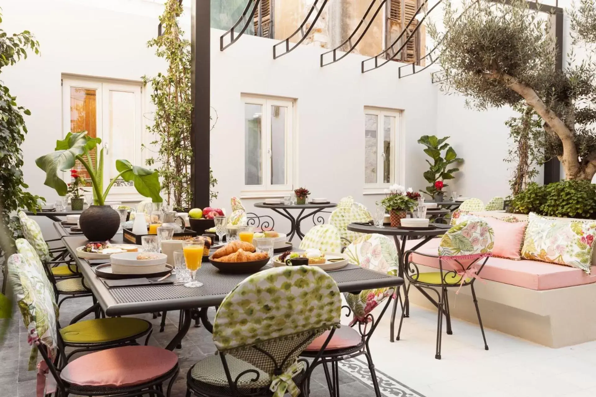 Patio, Restaurant/Places to Eat in Castro Hotel Syros