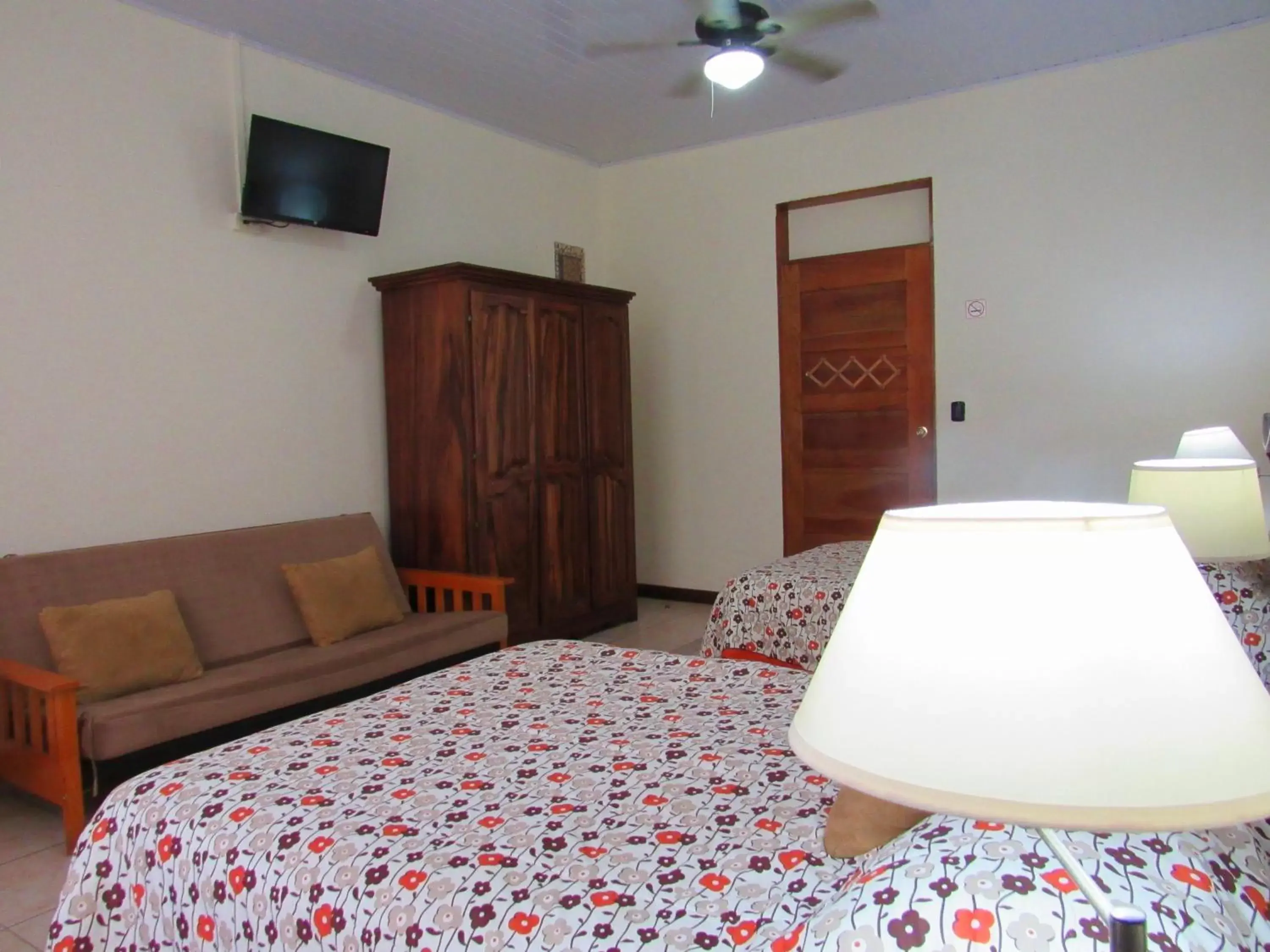 Bed in Hotel La Guaria Inn & Suites
