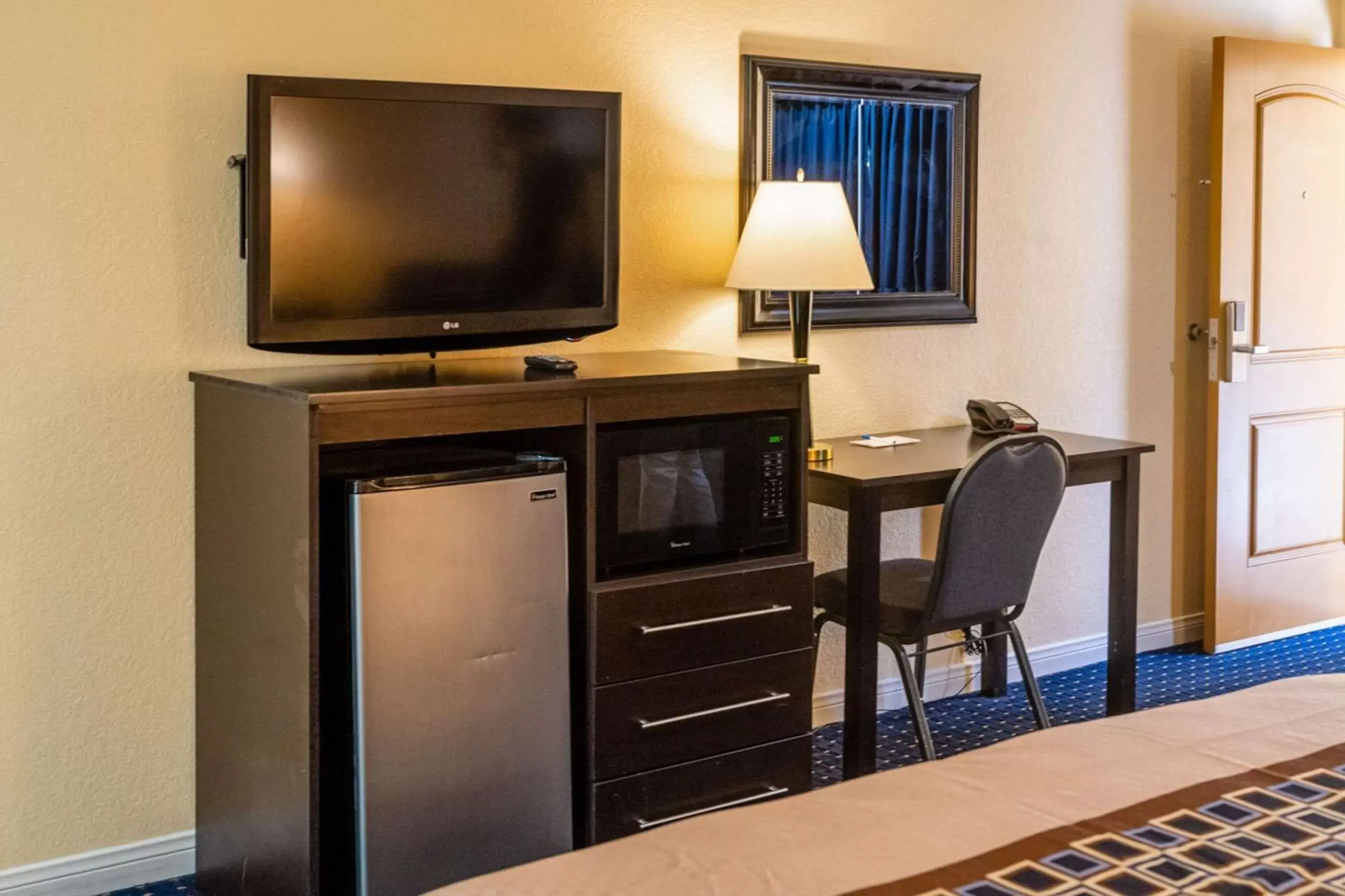 Photo of the whole room, TV/Entertainment Center in Rodeway Inn & Suites Colton-Riverside