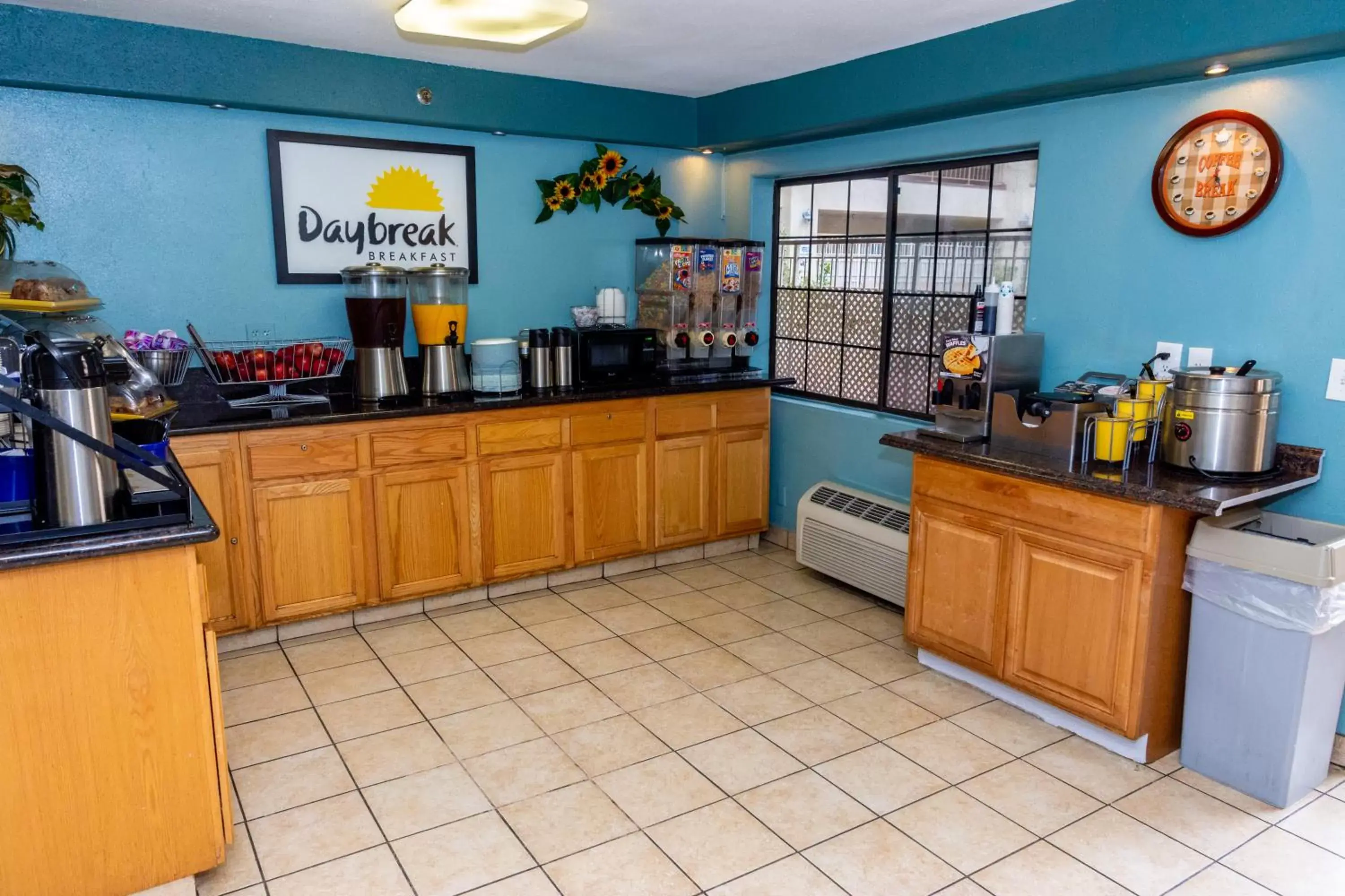 Continental breakfast, Restaurant/Places to Eat in Days Inn & Suites by Wyndham Artesia