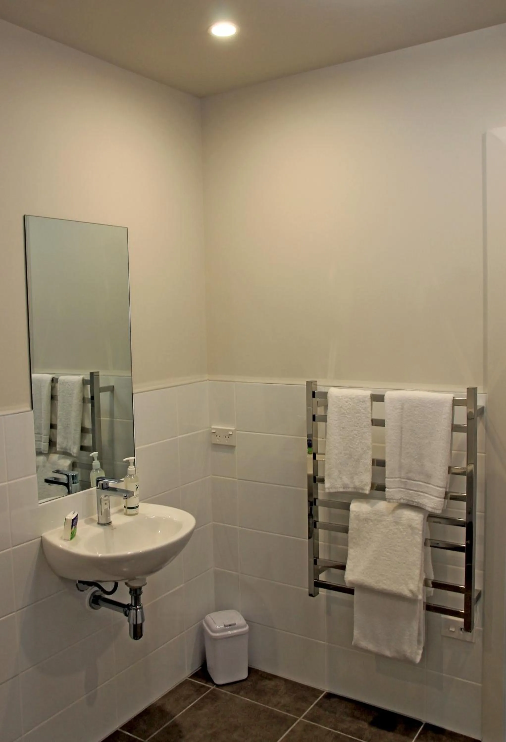 Bathroom in Acacia Lake View Motel