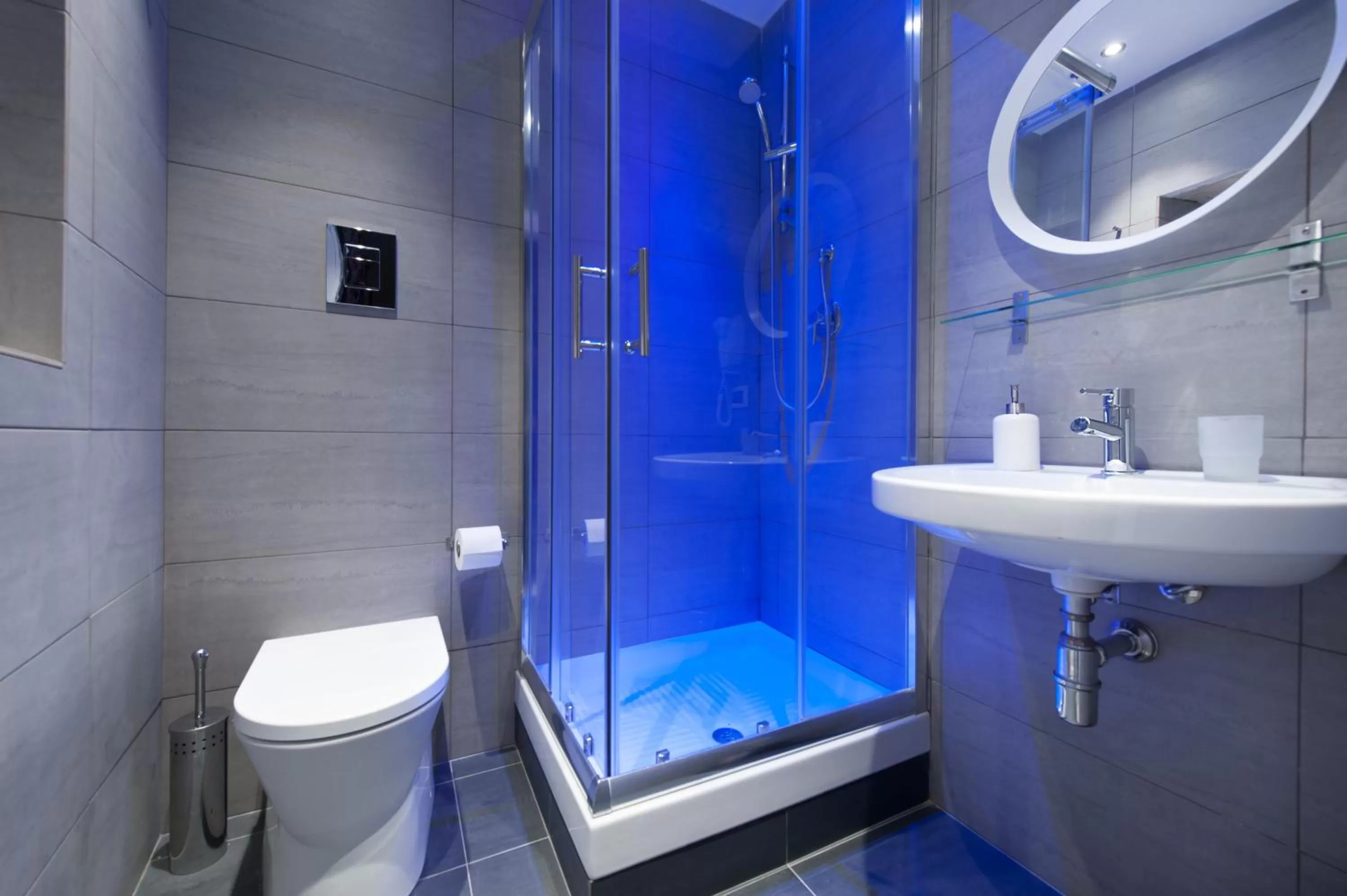 Shower in Room & Breakfast Zero