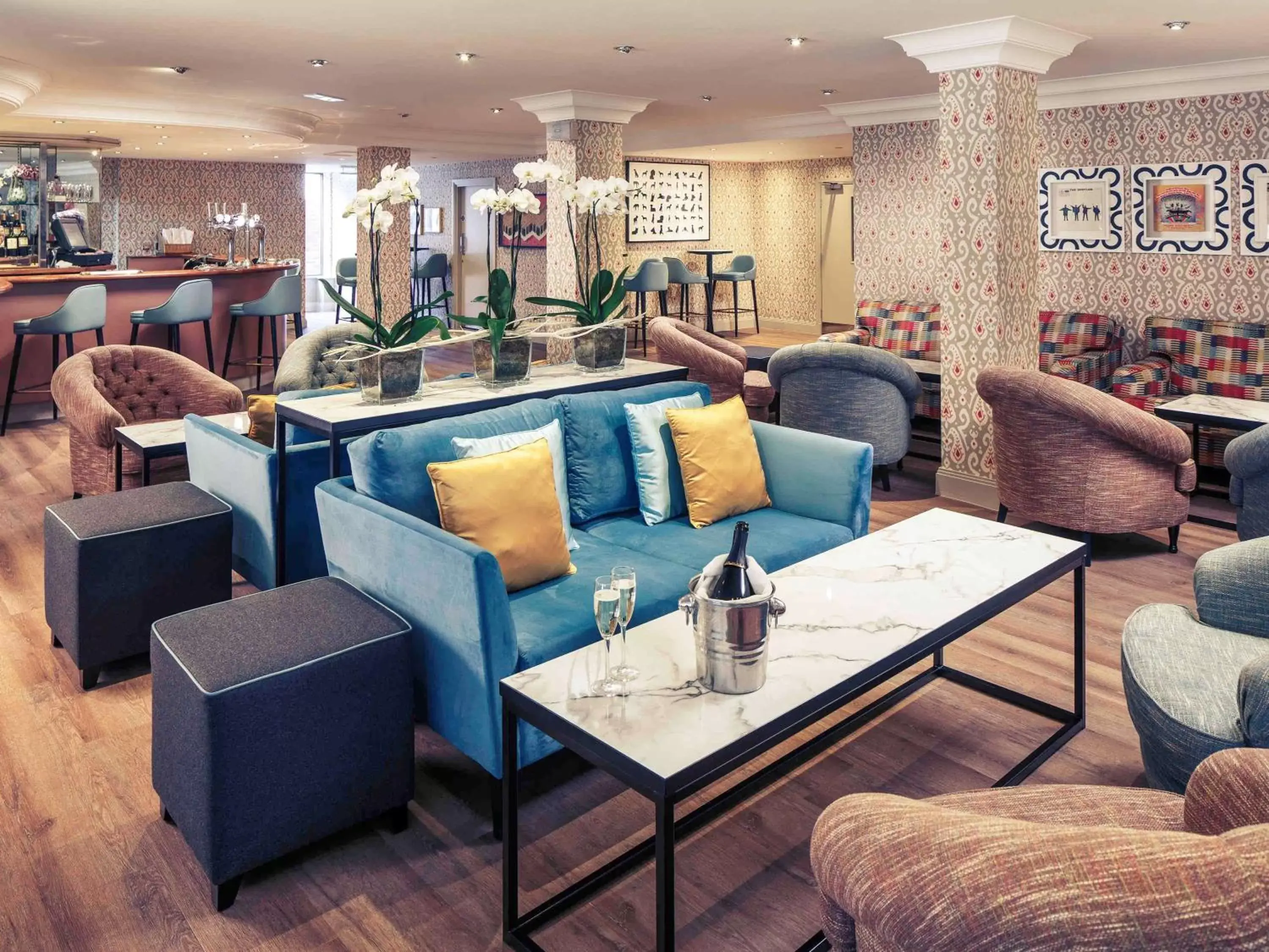 Lounge or bar, Restaurant/Places to Eat in Mercure Maidstone Great Danes Hotel