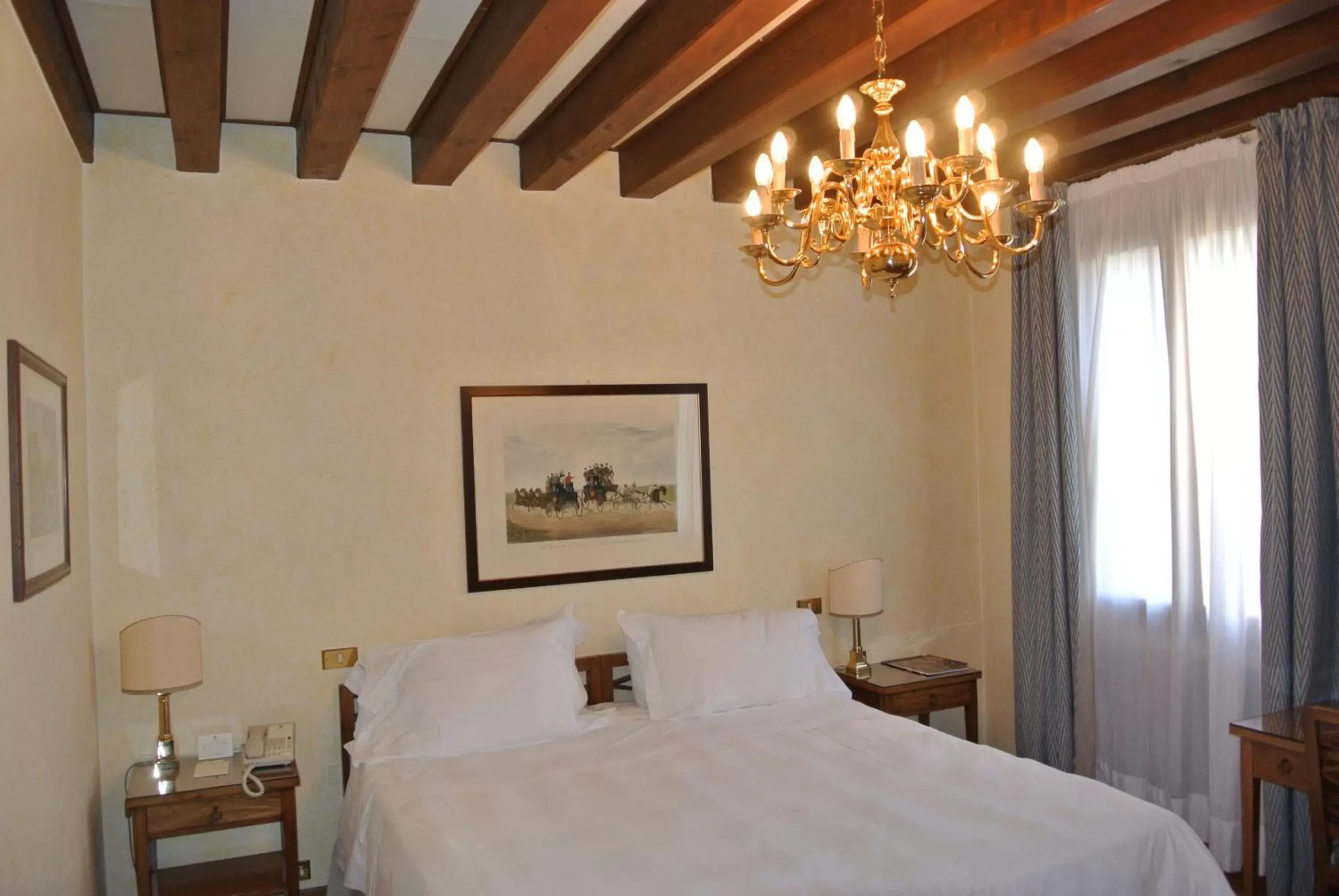 Photo of the whole room, Bed in Hotel Villa Cipriani