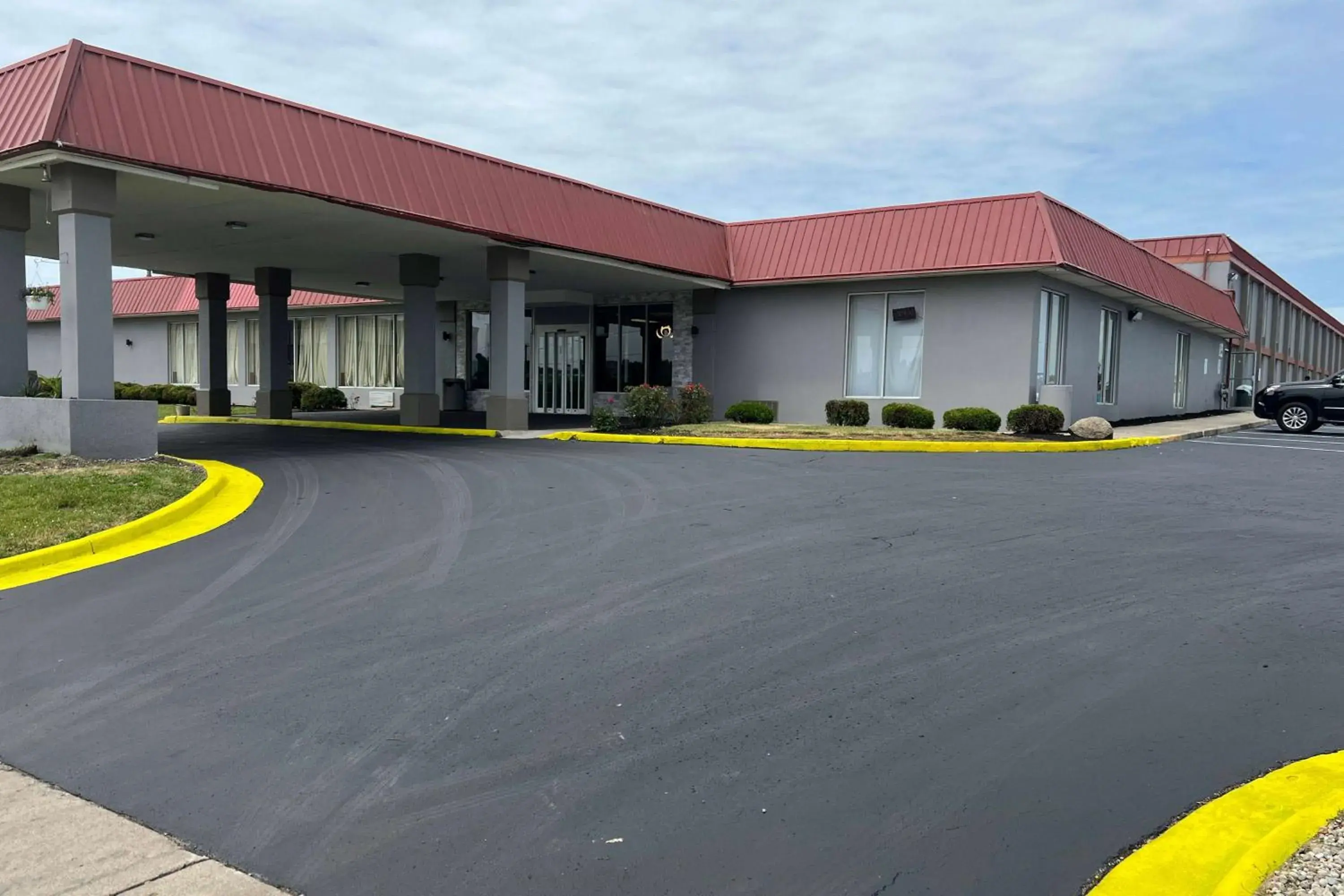 Property Building in Days Inn & Suites by Wyndham Springfield OH