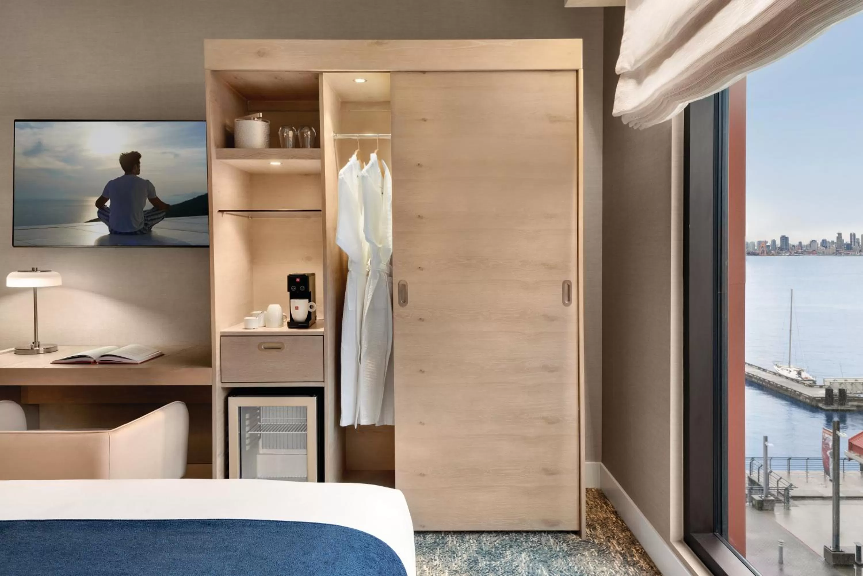 Sea view, Bed in Seaside Hotel North Vancouver