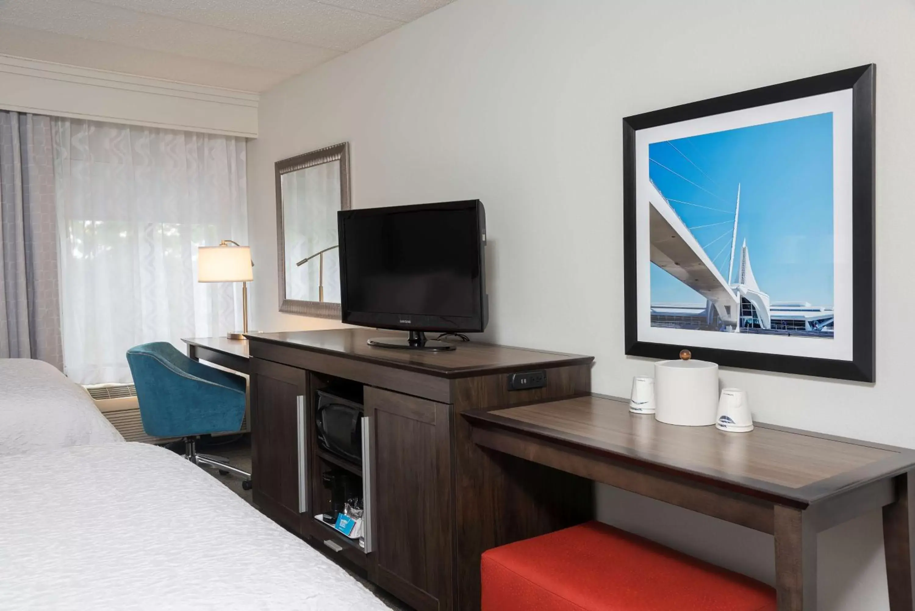 Bed in Hampton Inn Milwaukee Northwest Bed in Hampton Inn Milwaukee Northwest