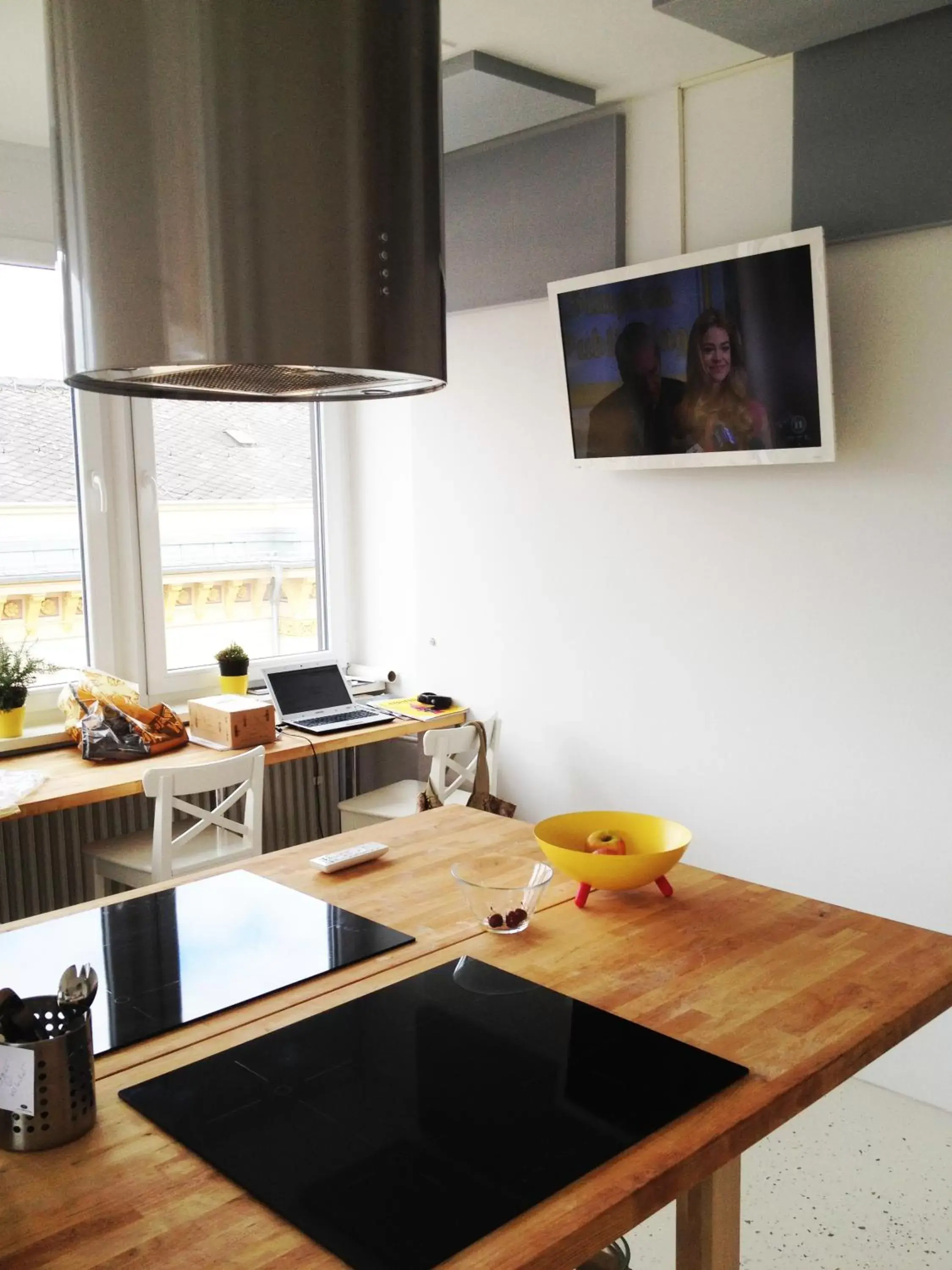 Restaurant/places to eat, TV/Entertainment Center in Business Hostel Wiesbaden ONE