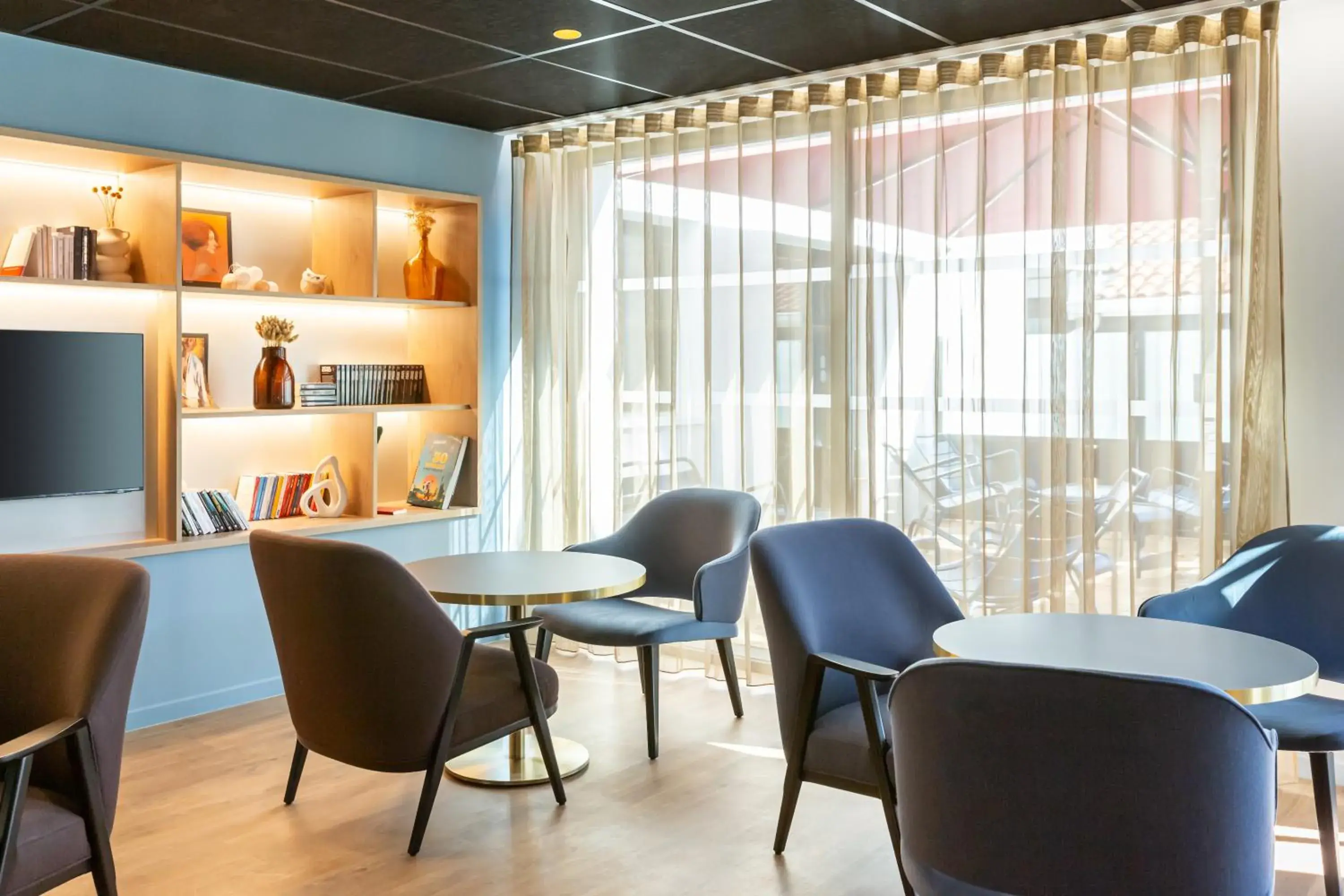 Property building, Lounge/Bar in Mercure Toulouse Aeroport Blagnac