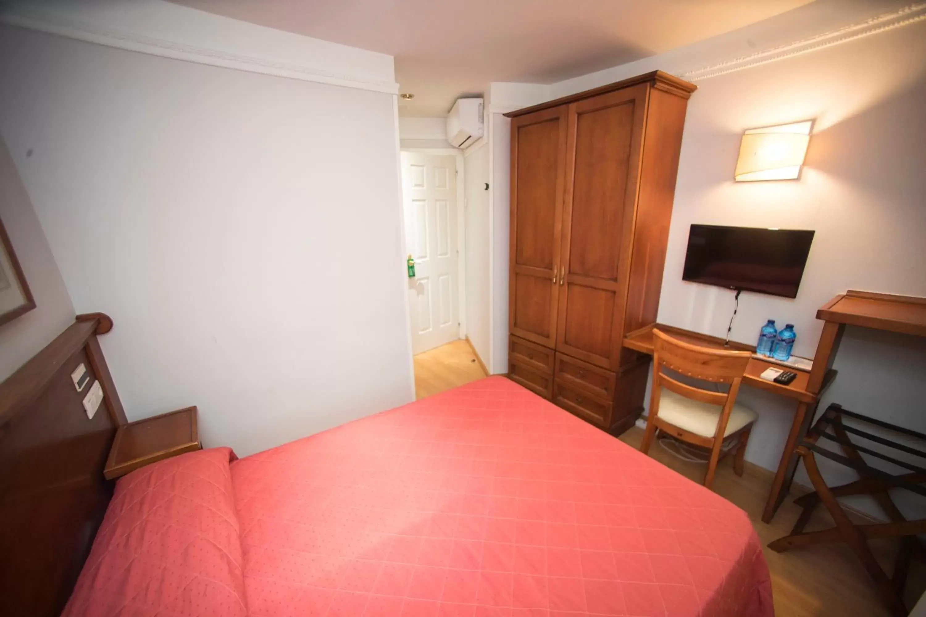 Communal lounge/ TV room, Bed in Hotel Alba