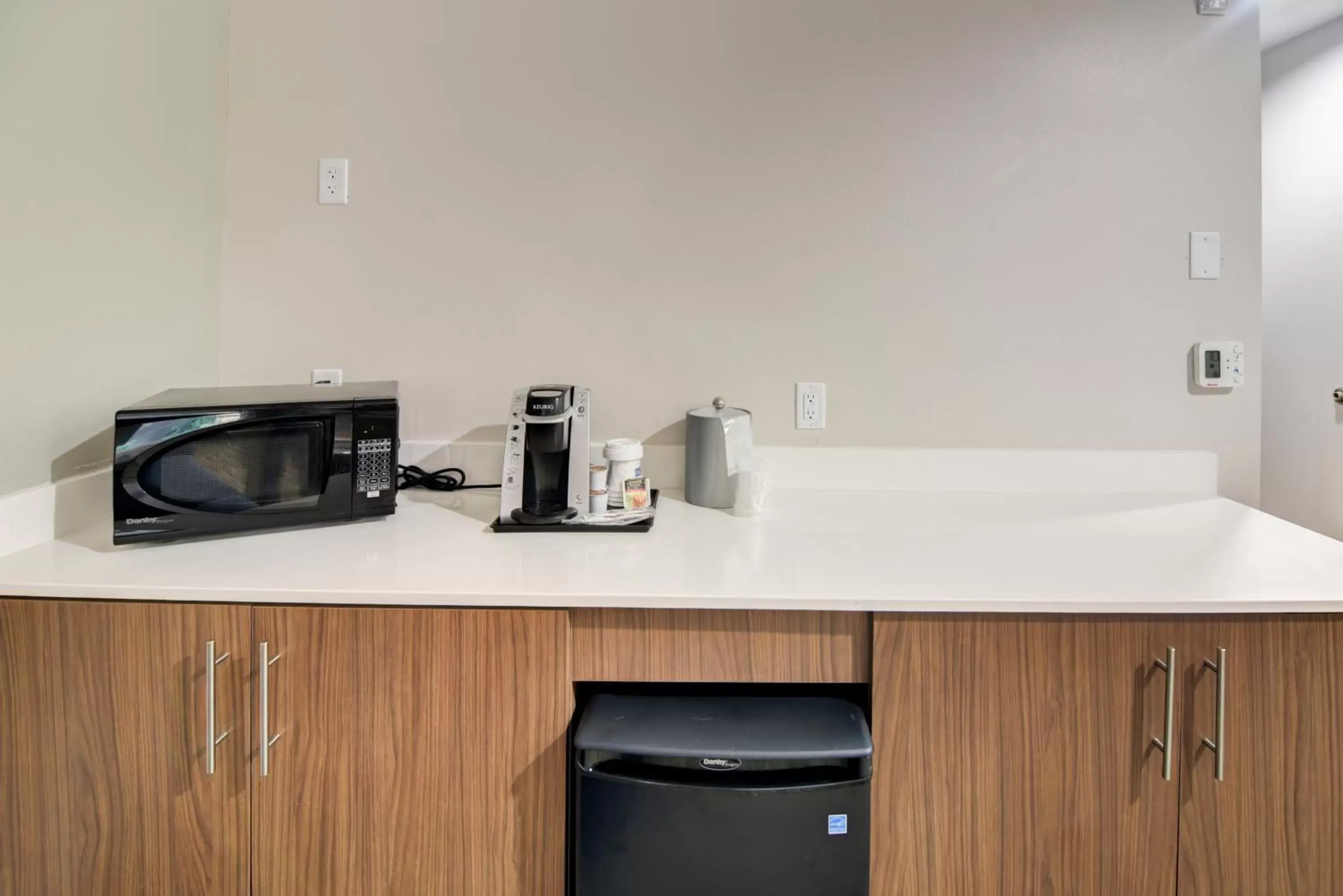 Bedroom, Kitchen/Kitchenette in Holiday Inn Express Hotel & Suites Foley, an IHG Hotel