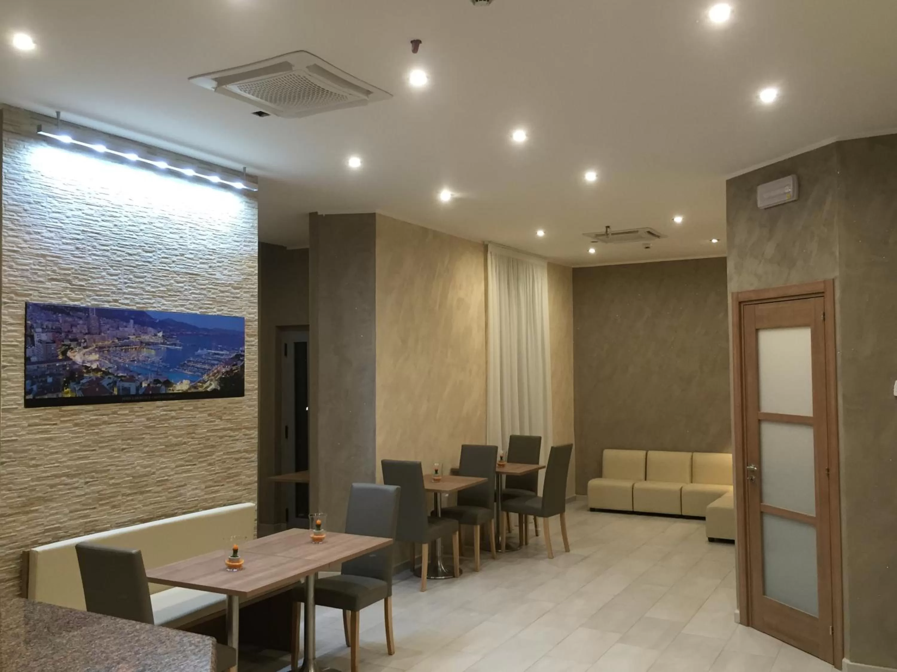 Restaurant/places to eat in Hotel Montecarlo