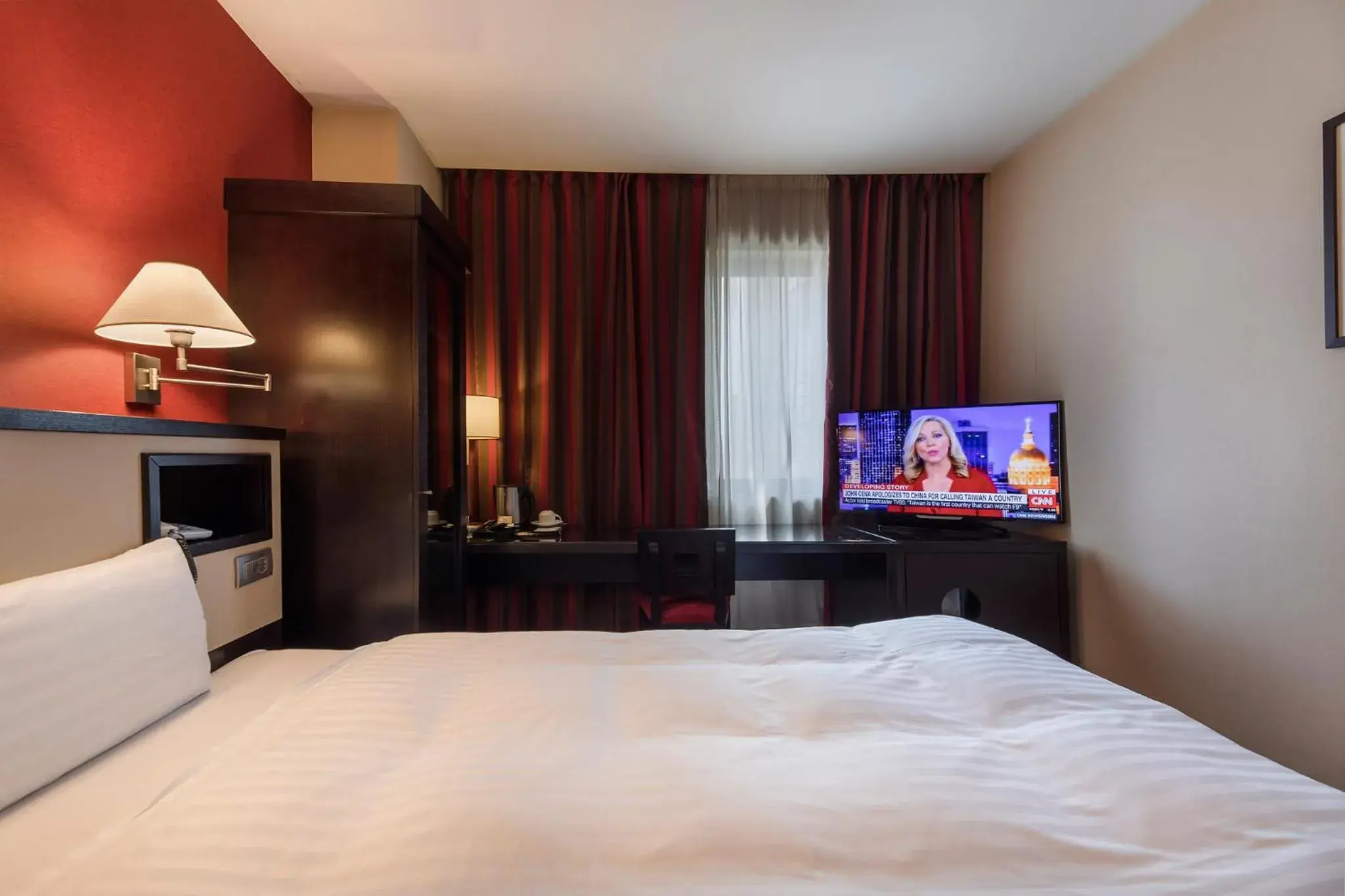 Bed, TV/Entertainment Center in Hotel CH Bucharest