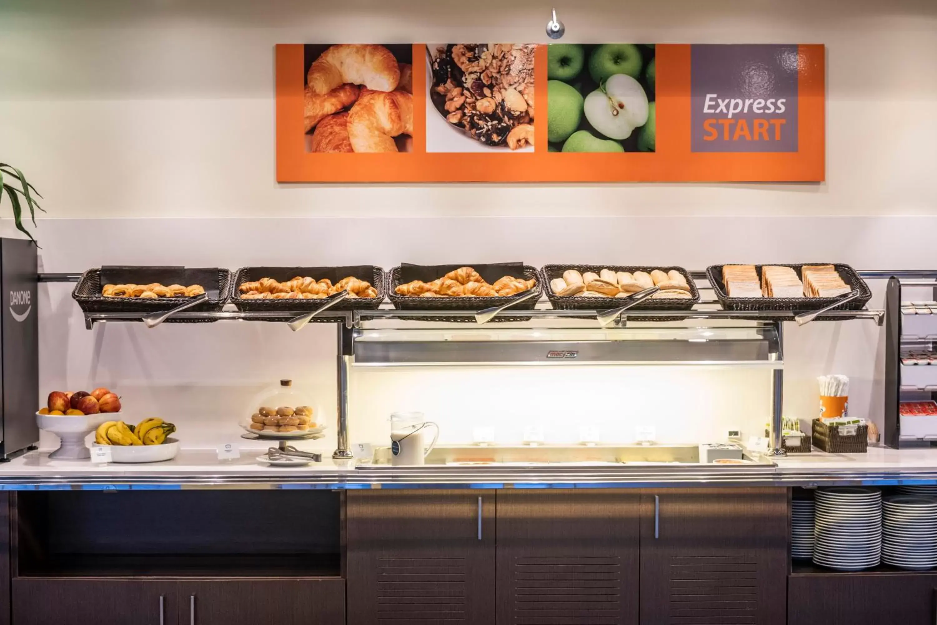 Restaurant/Places to Eat in Holiday Inn Express Sant Cugat, an IHG Hotel
