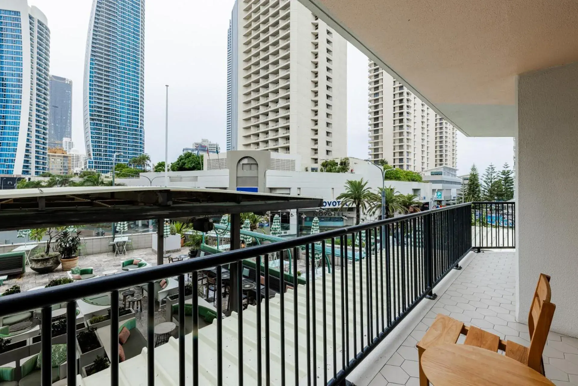 Nearby landmark, Balcony/Terrace in Bunk Surfers Paradise