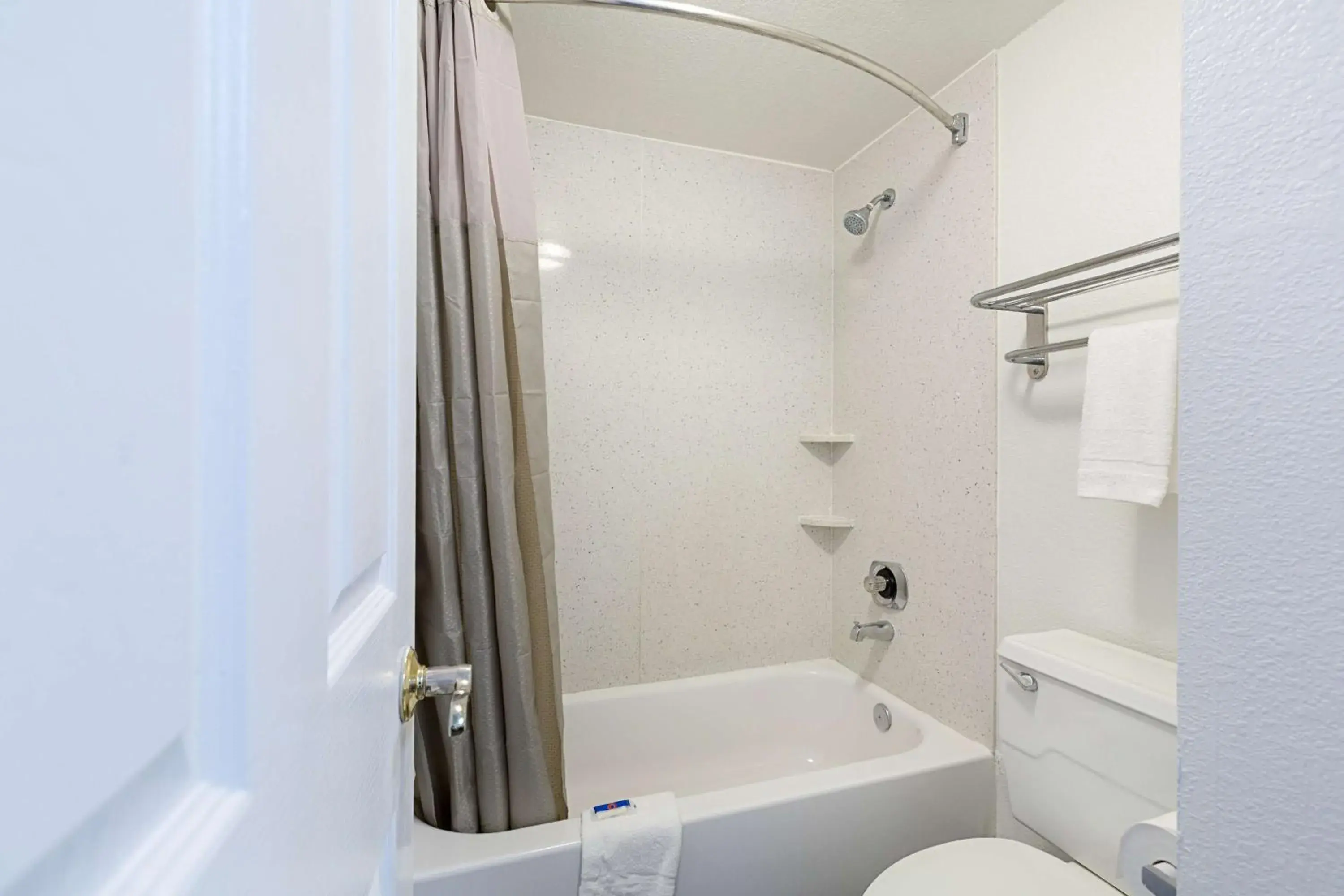 Shower, Bathroom in Motel 6-Dallas, TX - Market Center