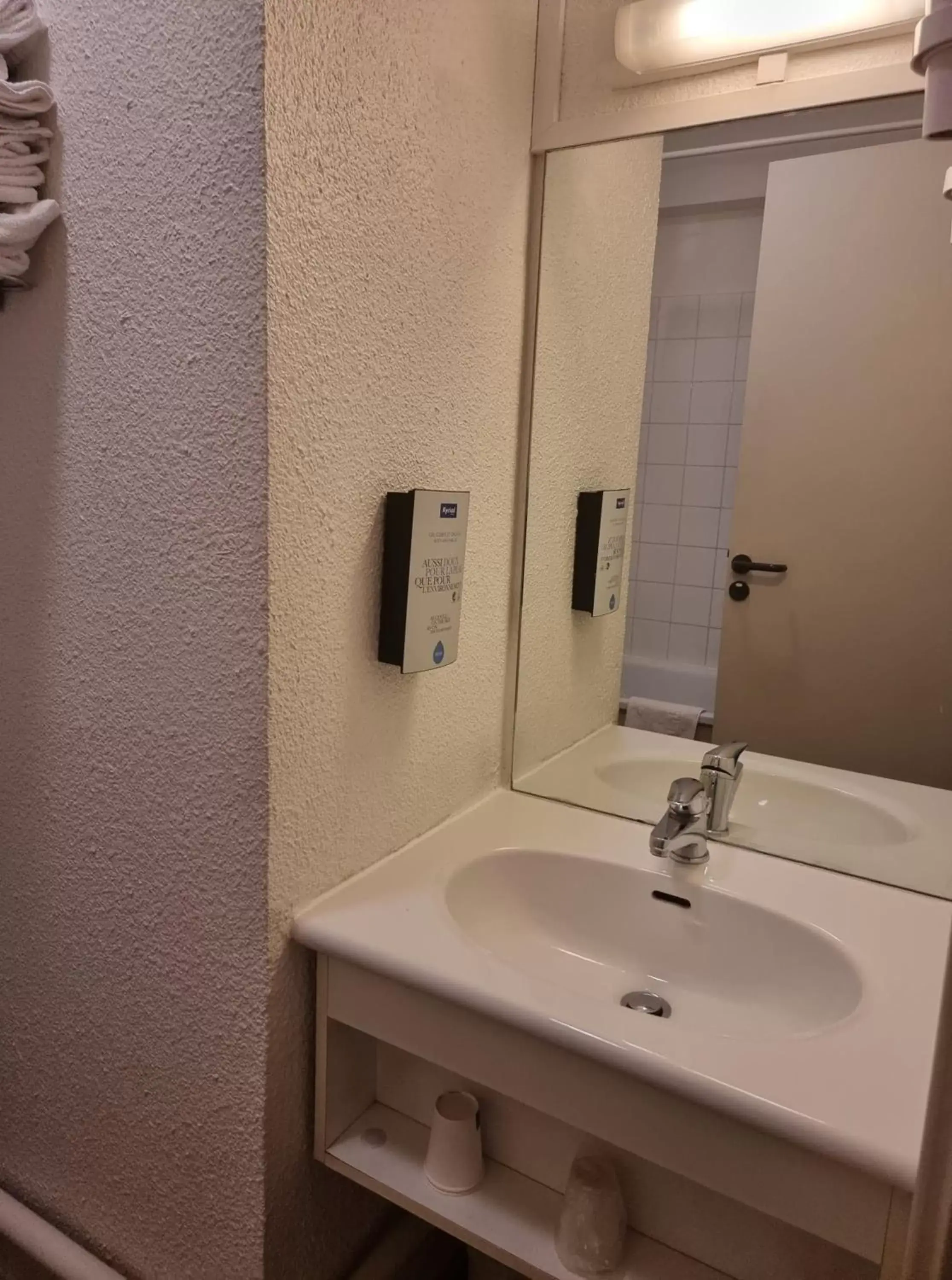 Bathroom in Kyriad Hotel Montpellier Centre Antigone