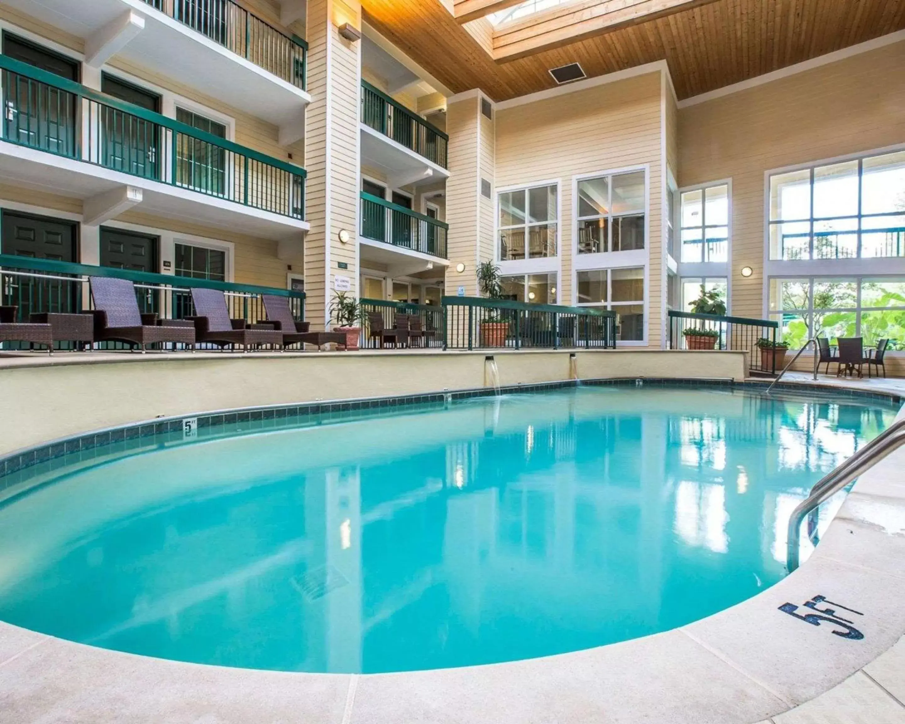 Activities, Swimming Pool in Econo Lodge Pigeon Forge Riverside